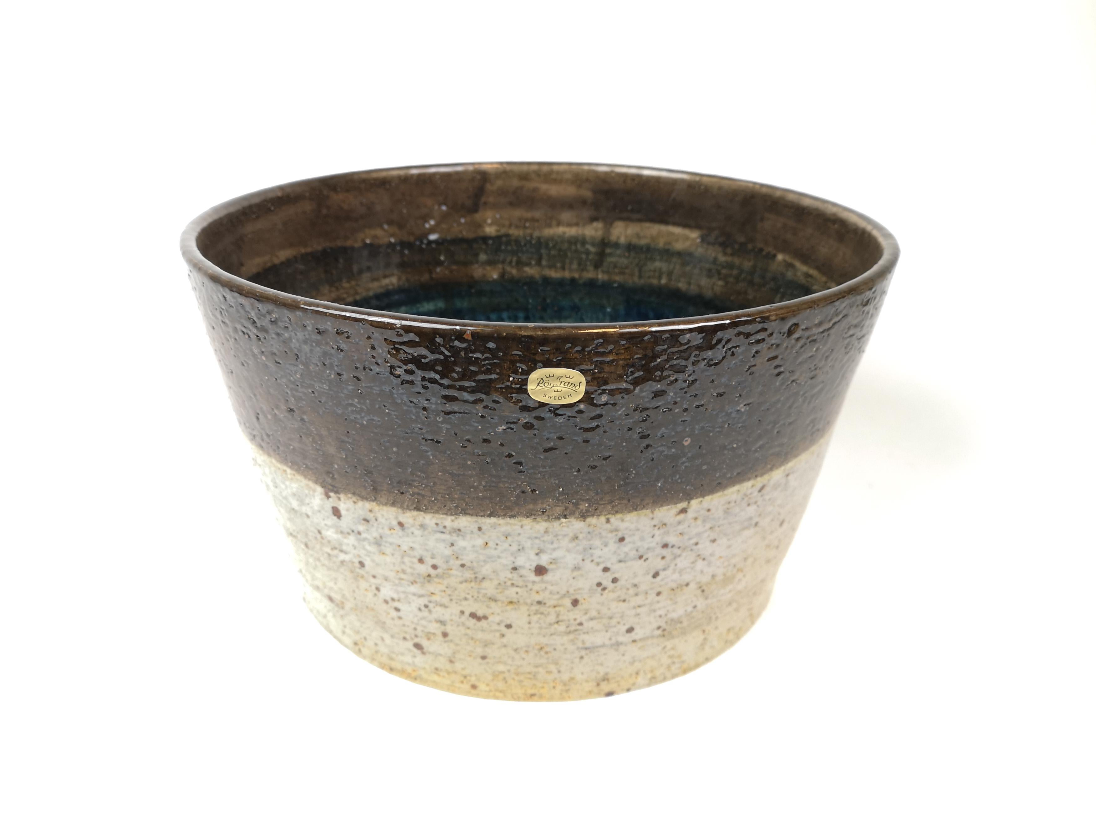 Questa ciotola extra-large in ceramica è stata disegnata da Sylvia Leuchovius e prodotta da Rörstrand. Questa ciotola è contrassegnata come ceramica da studio ed è ben scolpita con una bella smaltatura all'interno della ciotola.

Ottime