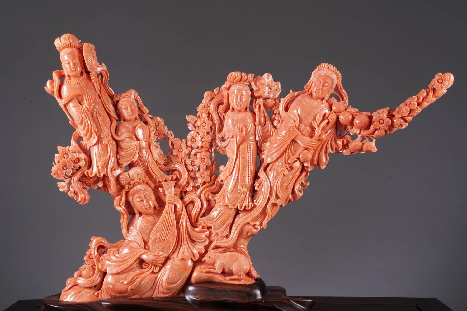 Eine außergewöhnliche und große chinesische geschnitzte Koralle figurale Gruppe / Statue der weiblichen Unsterblichen.

Sehr fein geschnitzt, sehr groß und schwer.

Koralle: 11,5