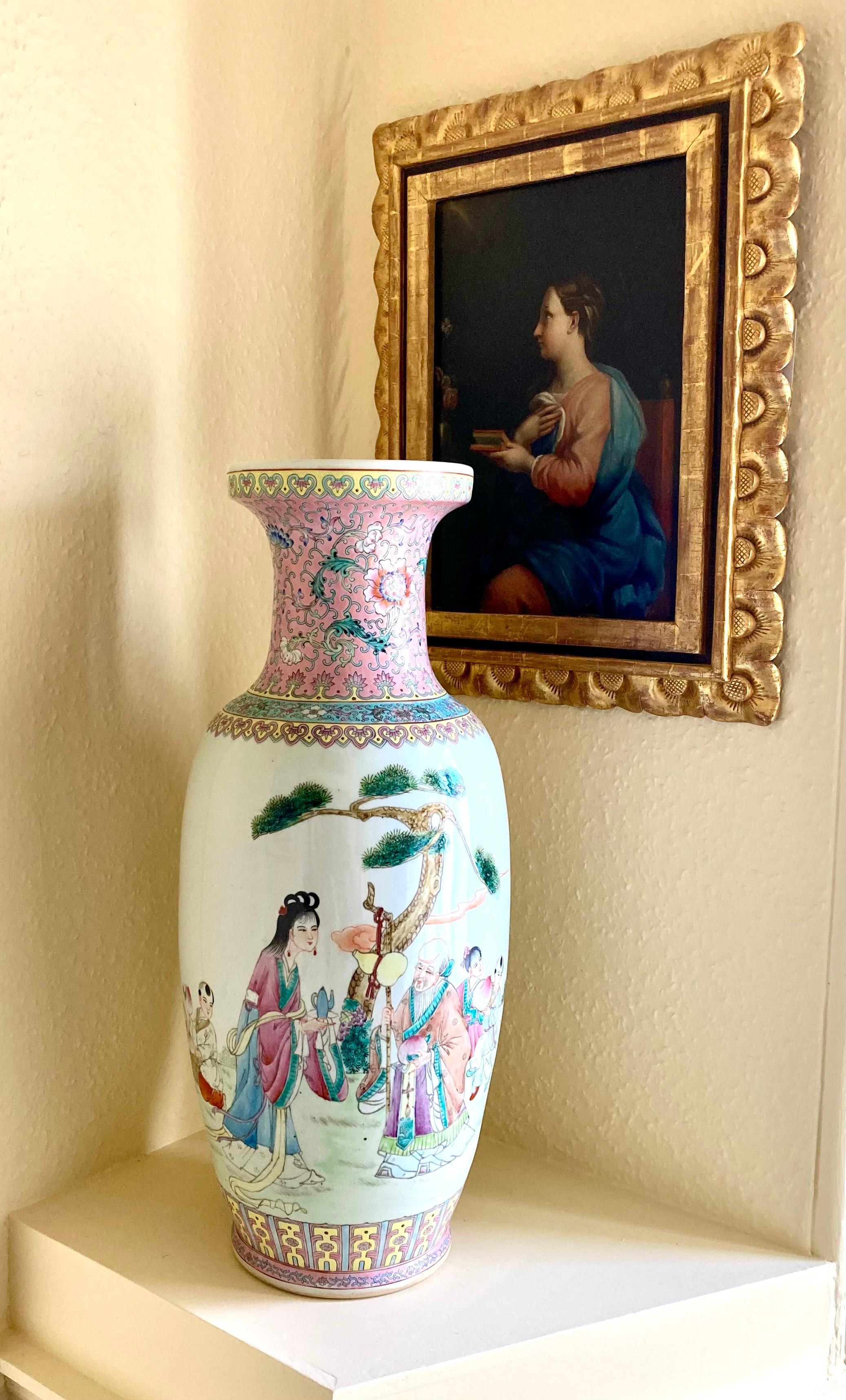 Exceptionnel grand vase chinois en porcelaine de la famille rose peint à la main. Peint de manière complexe avec de belles couleurs riches et mesurant une hauteur impressionnante de 61 cm, il s'agit d'une véritable pièce d'exception.