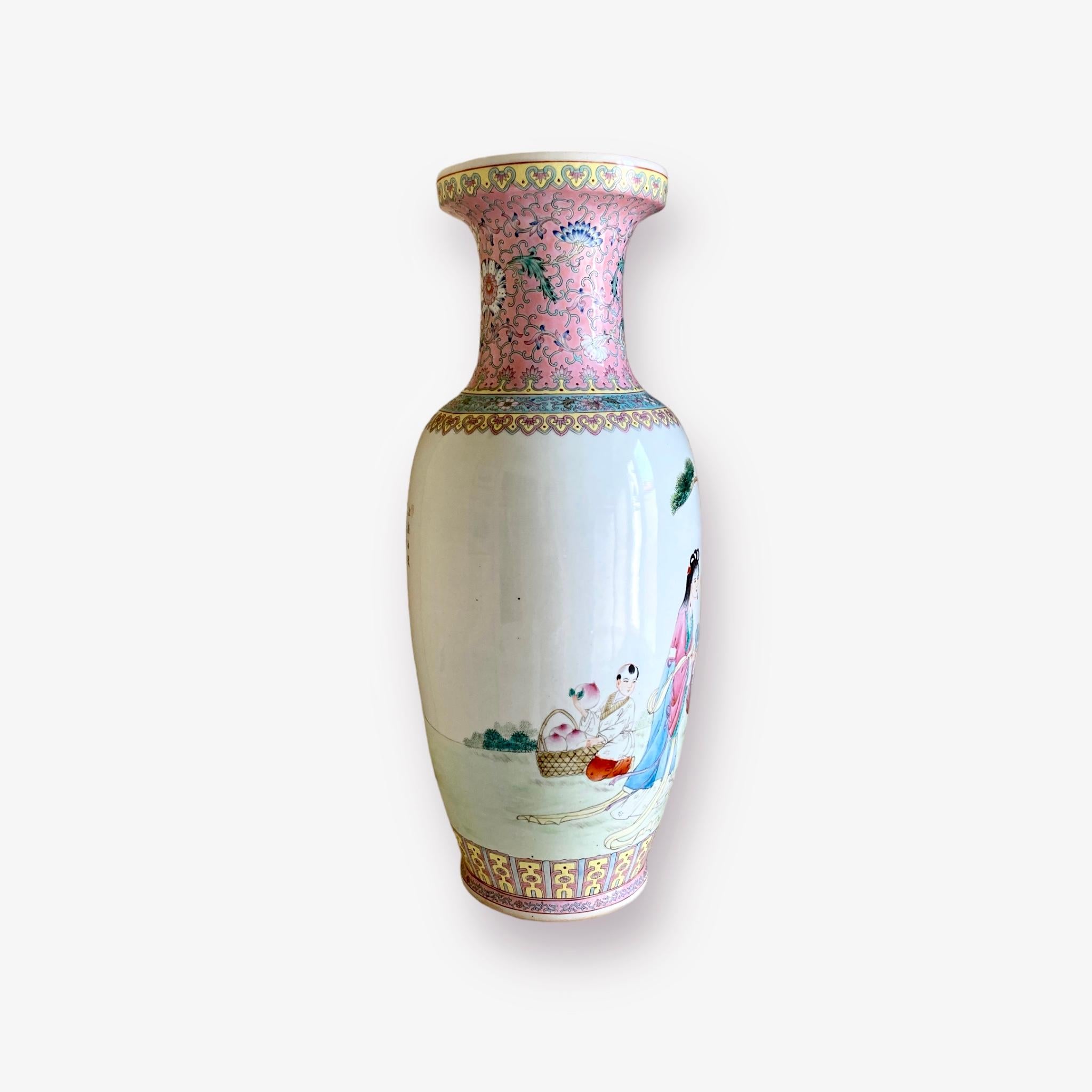 20ième siècle Exceptionnel grand vase chinois Famille Rose peint à la main en vente