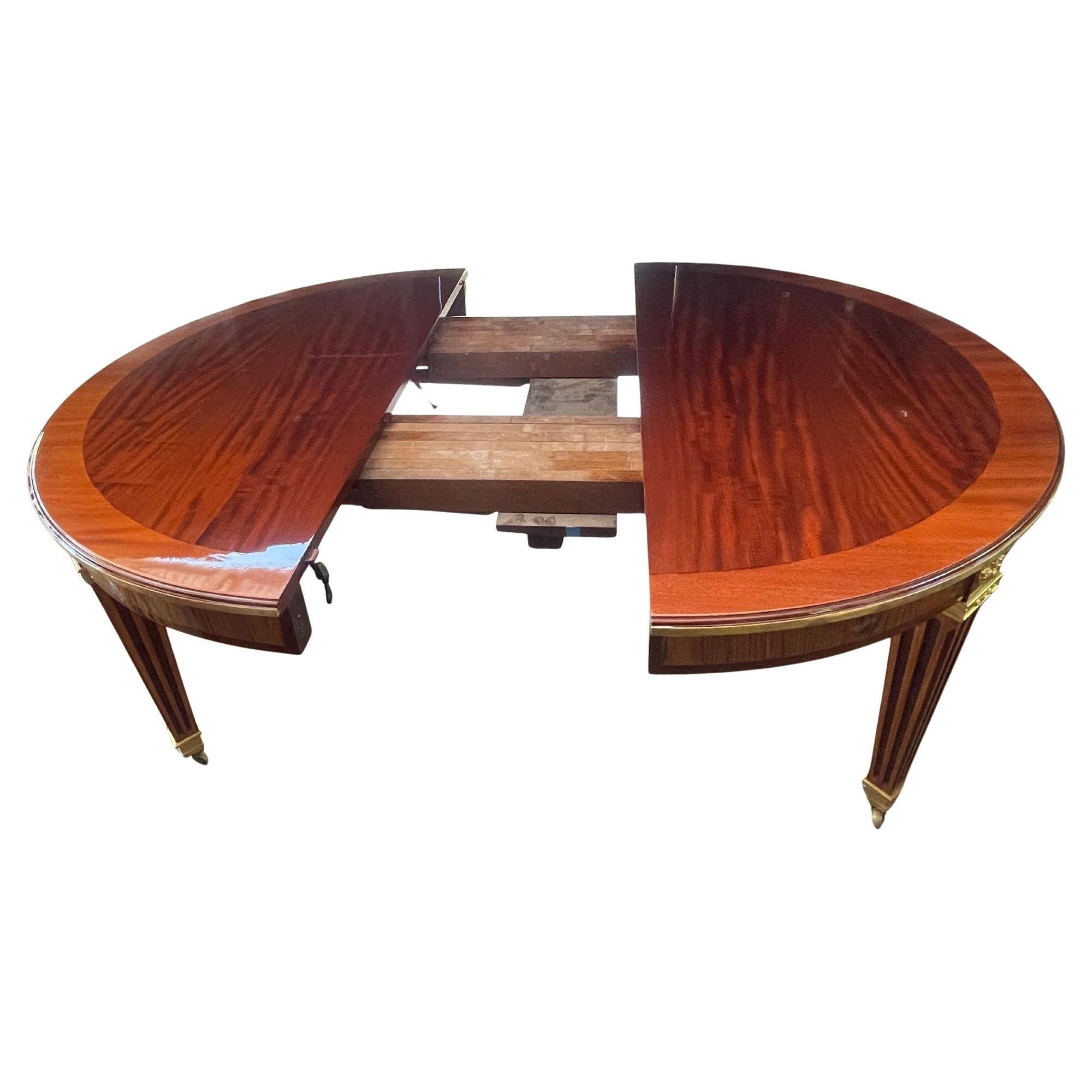 Français Exceptionnelle table de salle à manger française de style Louis XVI du 19ème siècle avec bronze doré en vente