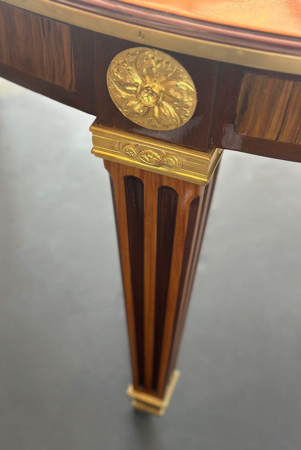 XIXe siècle Exceptionnelle table de salle à manger française de style Louis XVI du 19ème siècle avec bronze doré en vente