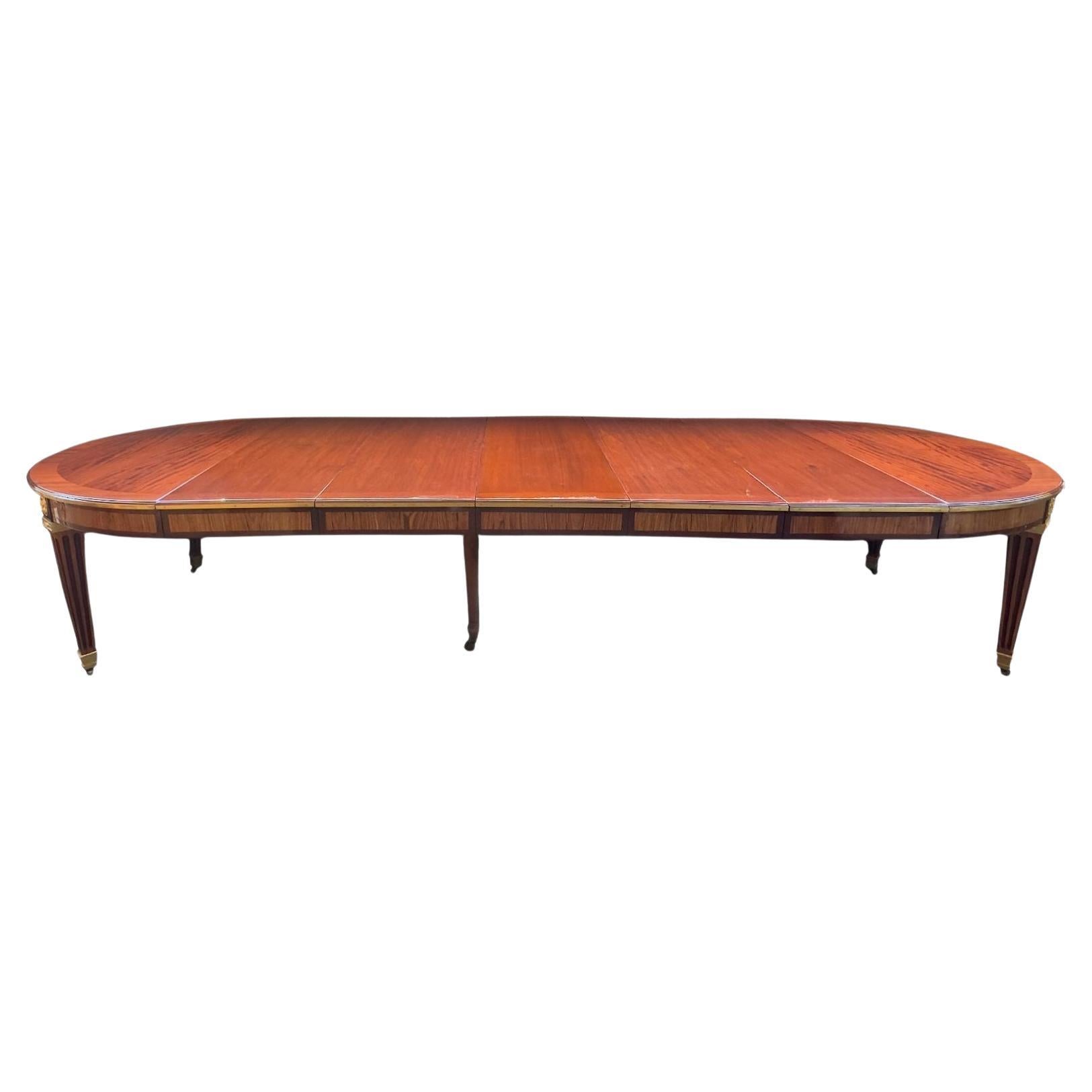 Exceptionnelle table de salle à manger française de style Louis XVI du 19ème siècle avec bronze doré en vente