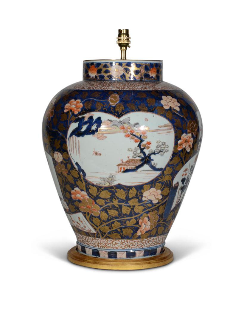 Exceptionnel vase japonais Imari de la fin du XVIIe siècle, début du XVIIIe siècle, décoré dans la palette typique Imari de bleus sombres et de rouges de fer sur un fond blanc avec des reflets dorés. Le vase est abondamment décoré de motifs floraux
