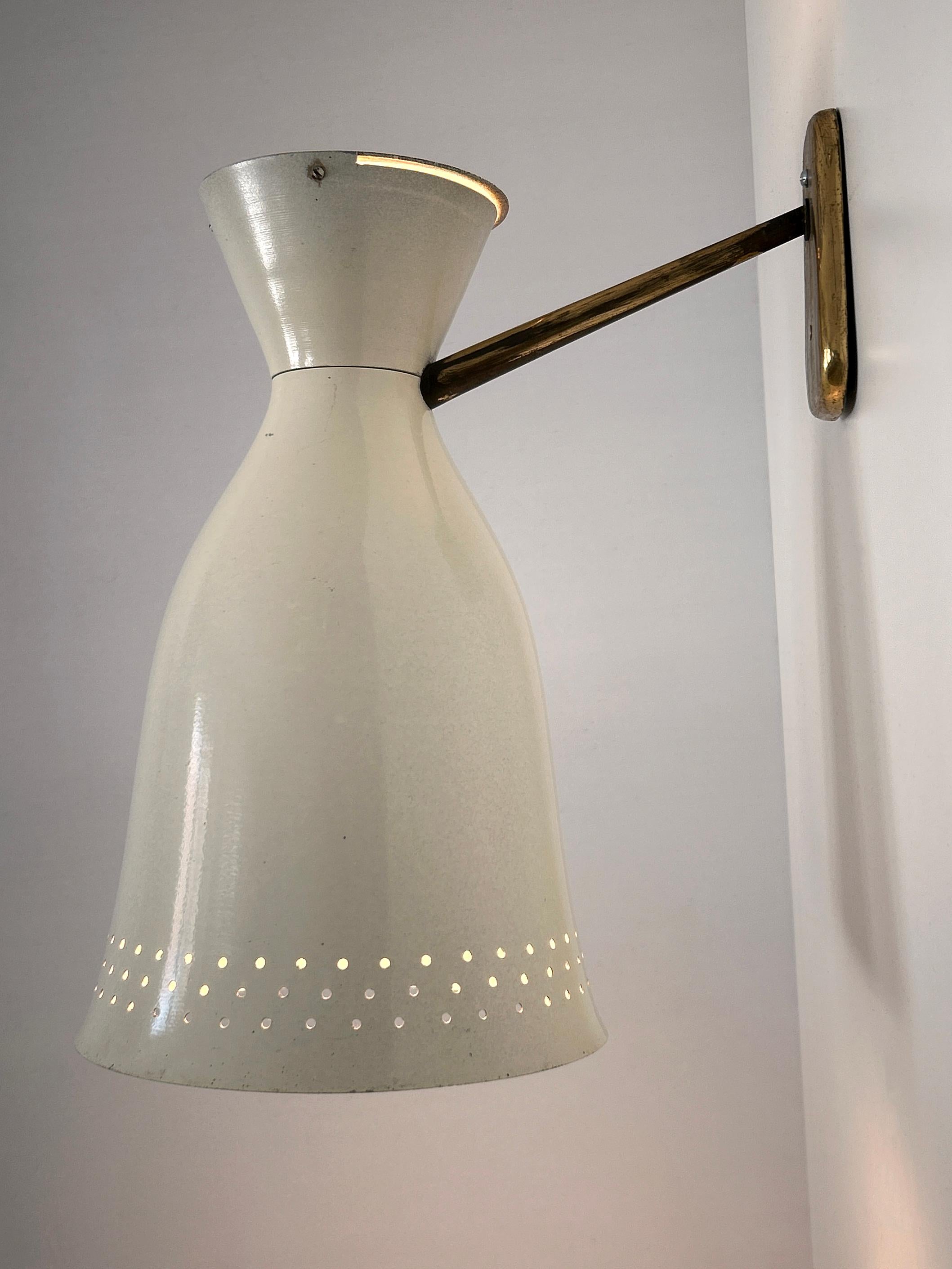 Raros, elegantes, grandes y muy decorativos apliques o lámparas de pared de diábolo de la Modernidad de Mediados de Siglo, con pantallas esmaltadas y perforadas en blanco. Diseñado y fabricado en Alemania, años 50. Los apliques habían estado en un
