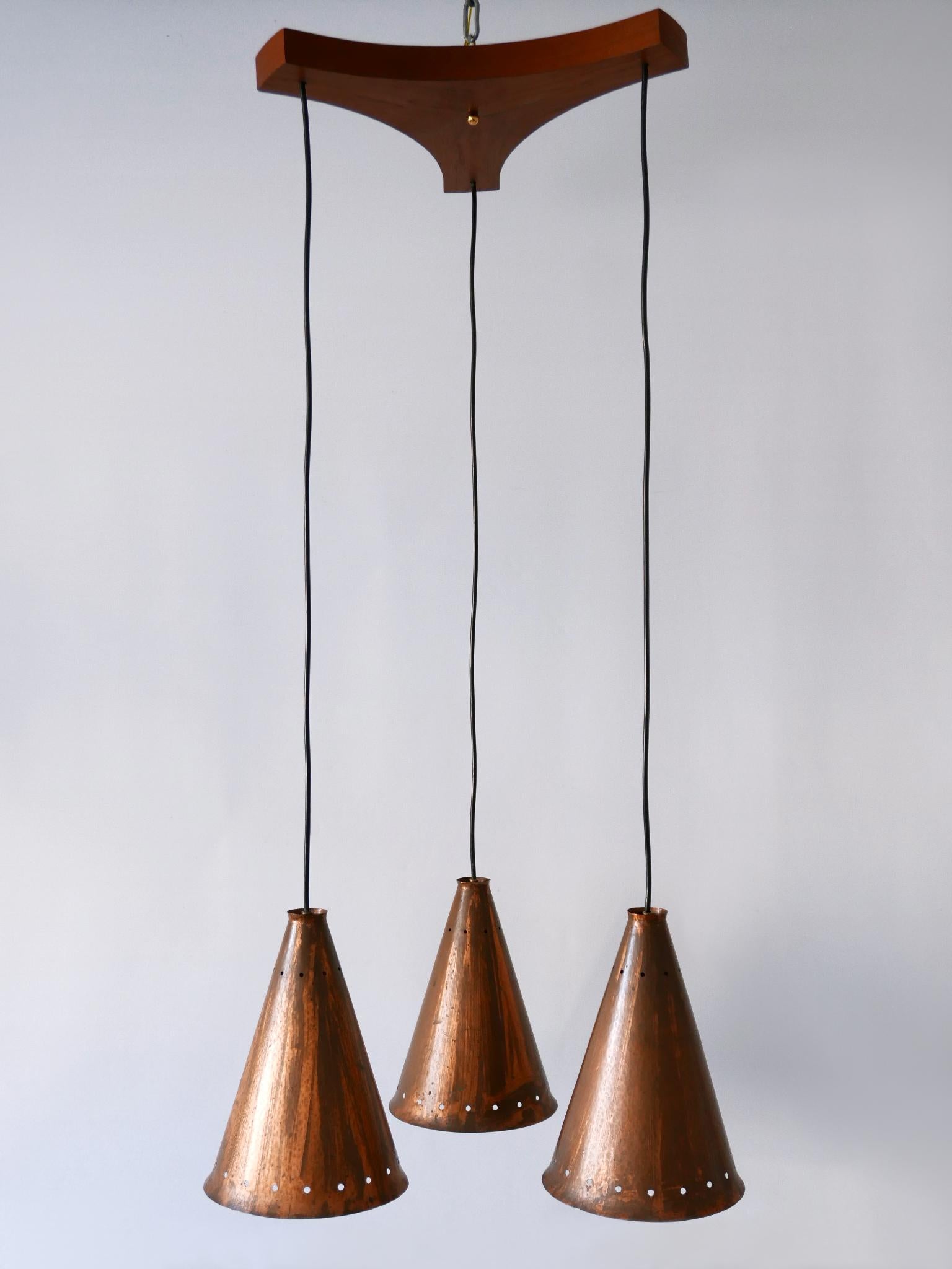 Extremely rare, lovely and highly decorative Mid-Century Modern three-armed cascading pendant lamp or chandelier. Designed and manufactured probably in Scandinavia, 1950s.

Executed in copper, the pendant lamp comes with 3 x E27 / E26 Edison screw