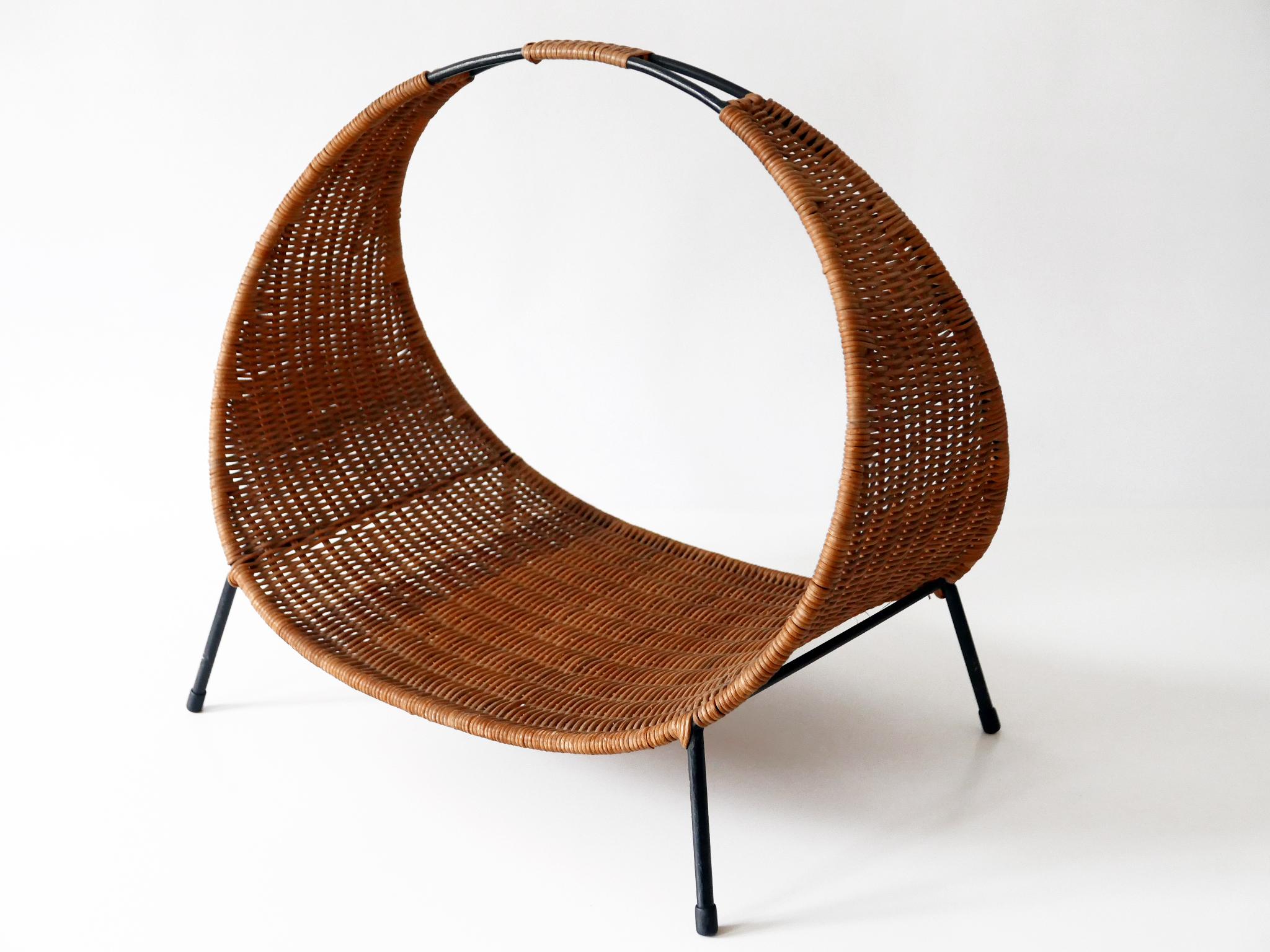 Porte-revues ou support en osier extrêmement rare, grand et décoratif, de style moderne du milieu du siècle. Fabriqué probablement dans les années 1950, en Italie.

Le porte-revues est exécuté en osier et en métal. 

Bon état. Usure conforme à