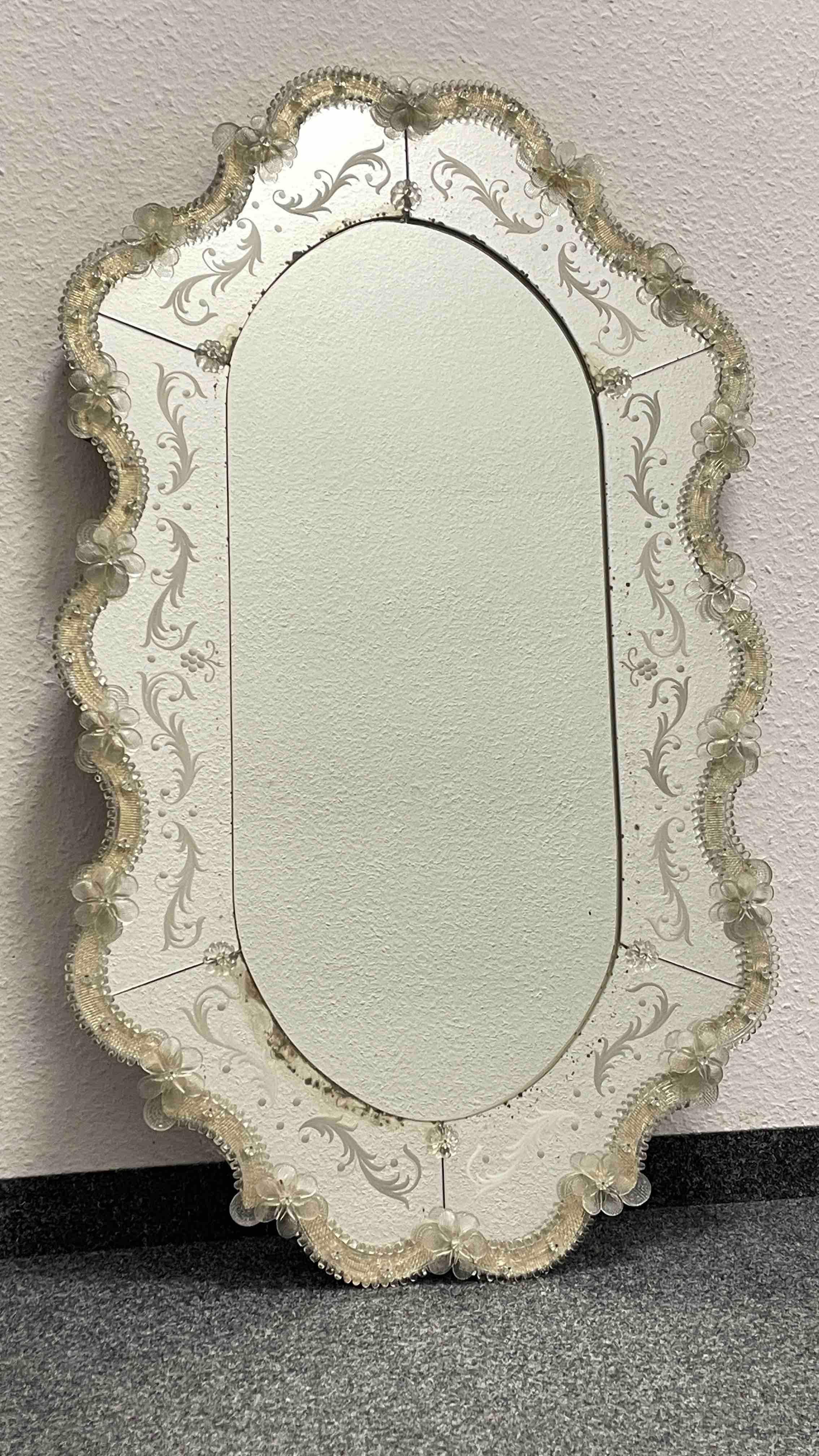 italien Exceptionnel grand miroir mural en verre de Murano, années 1950 en vente