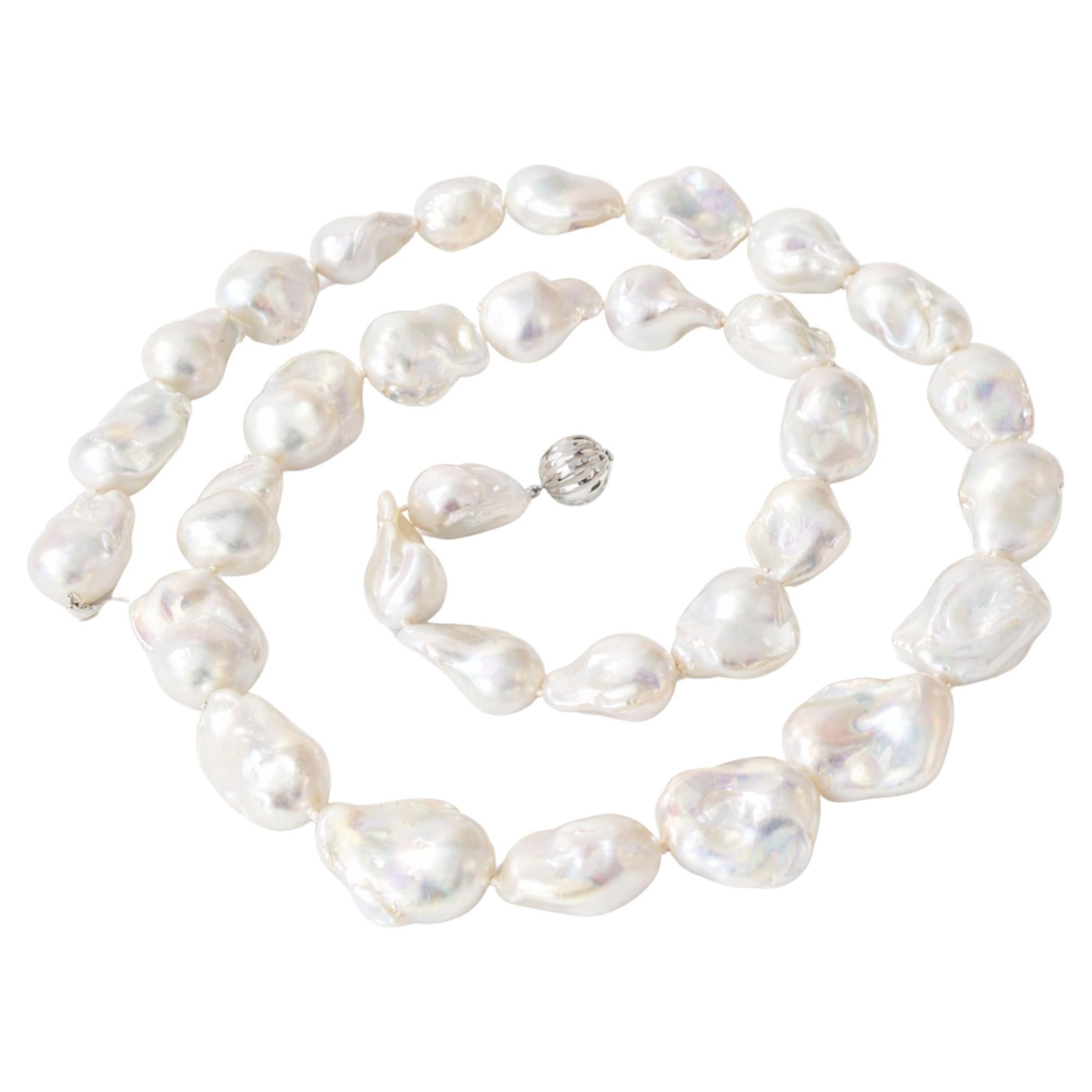 Excepcional Collar Grande de Perlas Barrocas Naturales 29.5" - Cierre de Oro Blanco de 14K en venta