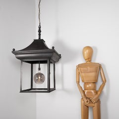 Excepcional farol victoriano de exterior tipo pagoda, de gran tamaño, fabricado en acero ennegrecido