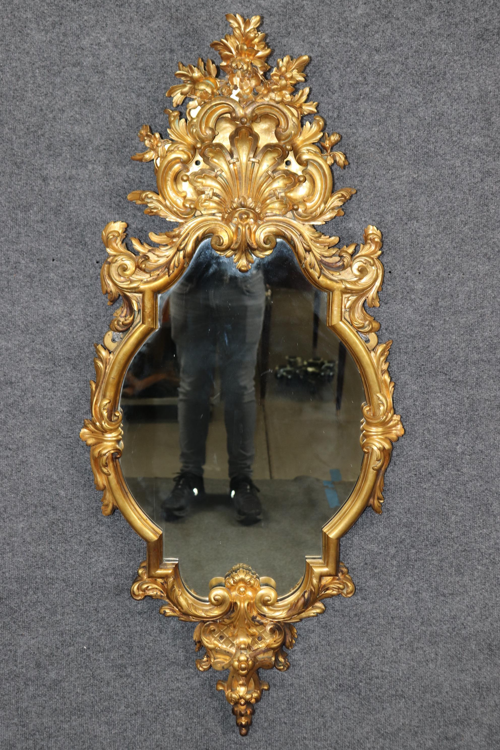 Se trata de un espejo francés de bronce macizo fantástico, fuera de serie y extremadamente raro, de grandes proporciones y calidad. El espejo resplandece con hojas de acanto y florales, tanto naturalistas como estilizadas, y presenta un fantástico