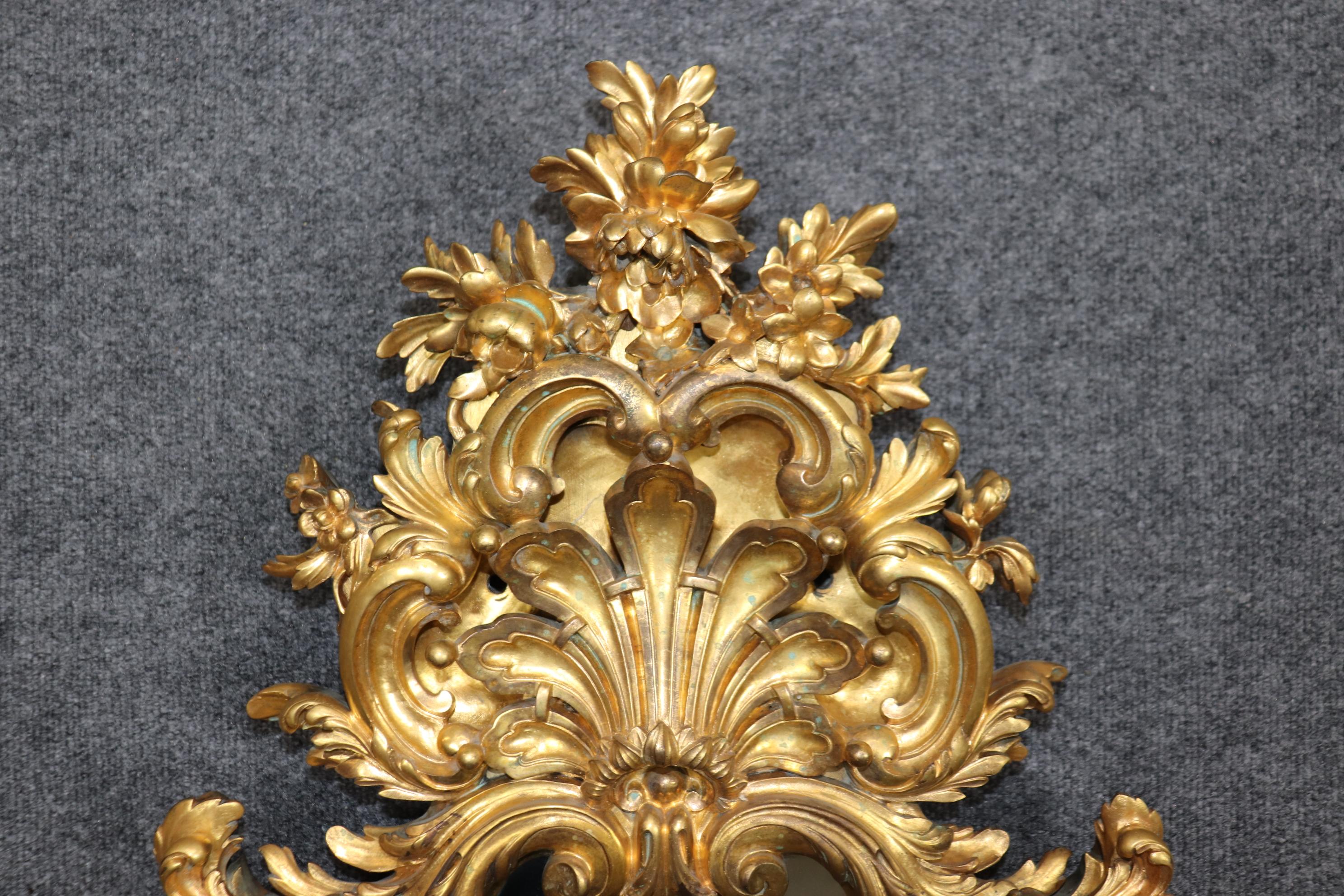 Excepcional Espejo de Pared de Bronce Macizo Francés Estilo Luis XV Acabado Dore en Bueno estado para la venta en Swedesboro, NJ