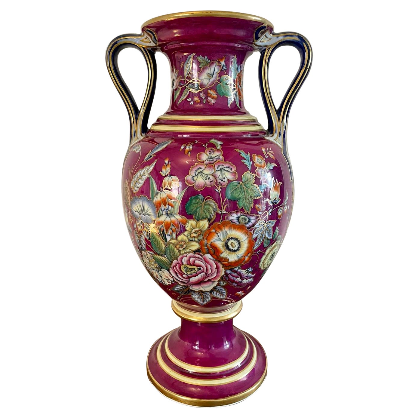 Excepcional jarrón grande con dos asas de porcelana de Staffordshire