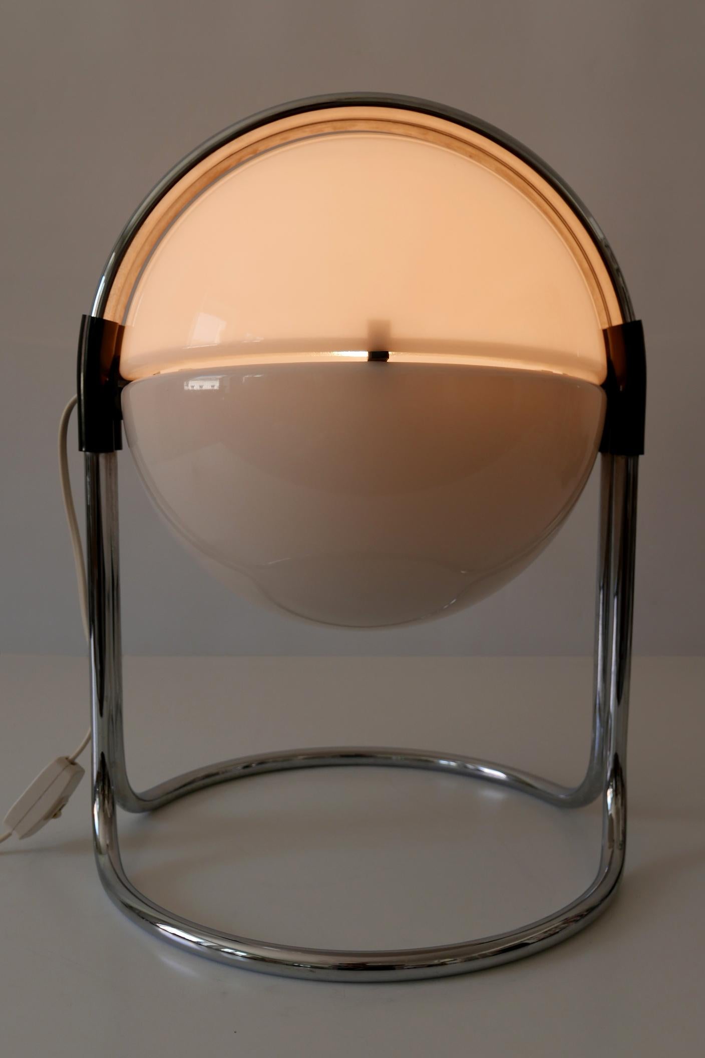 Lampe de table extrêmement rare et de grande taille avec un abat-jour rotatif en plexiglas. Conçu par André Ricard en 1967 pour Metalarte, Espagne. Les bras portent la marque du fabricant. 

L'abat-jour se compose de deux parties. L'une des parties