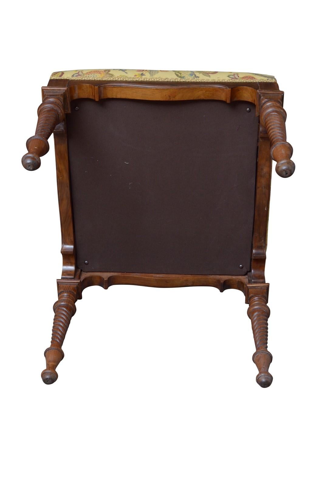 Exceptionnel grand tabouret victorien en noyer en vente 3