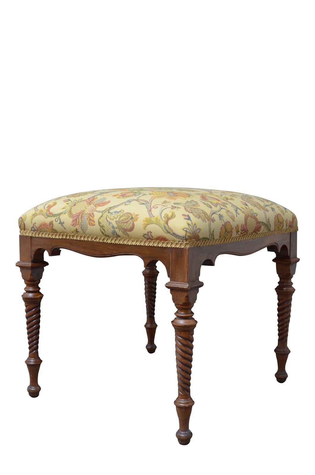 K0463 Superbe tabouret de coiffeuse victorien en noyer, avec un siège récemment rembourré et un joli couvercle au-dessus d'une frise façonnée et sculptée et des pieds tournés et effilés à motif torsadé se terminant par des pieds en forme de boule.