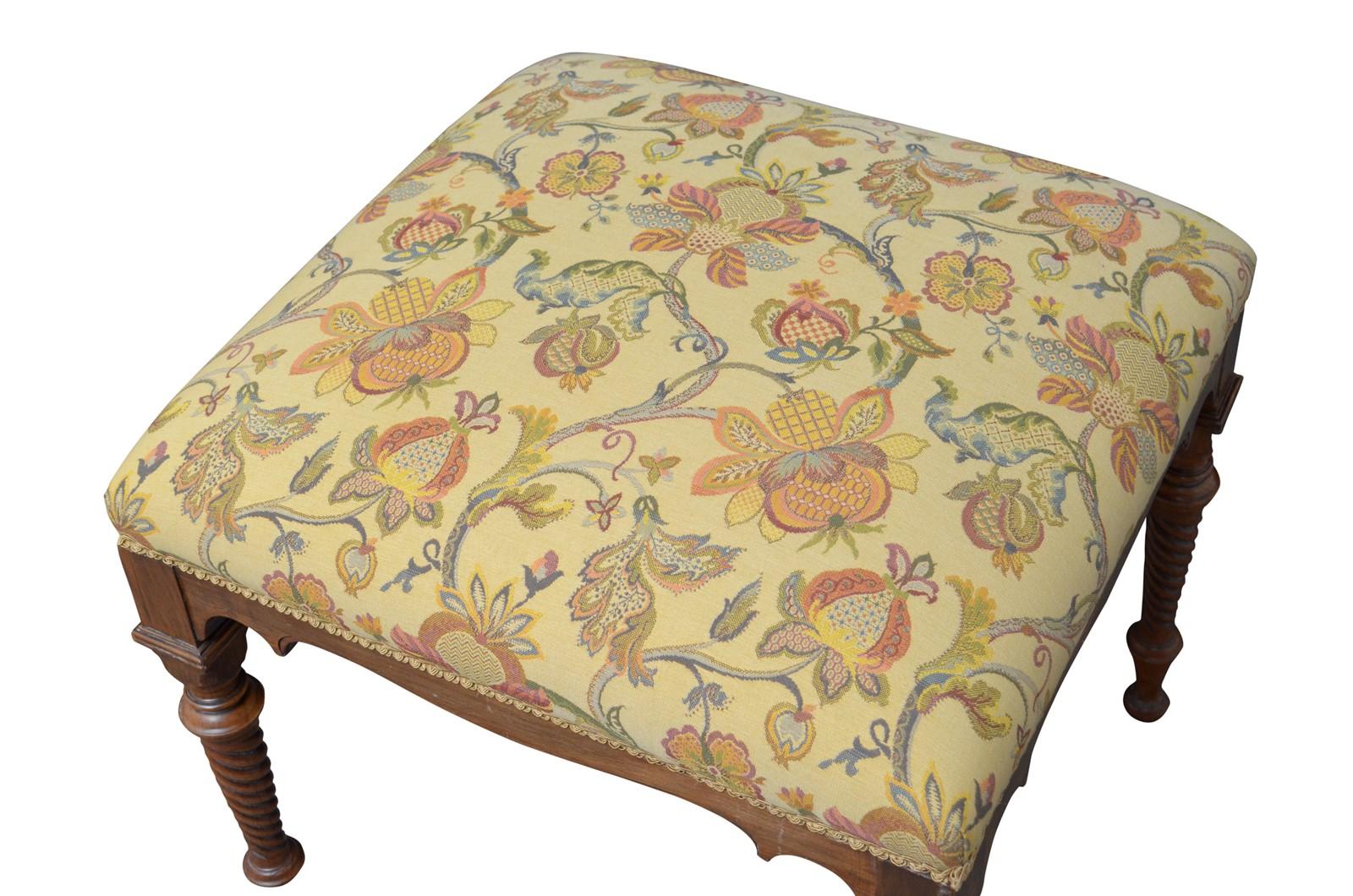Victorien Exceptionnel grand tabouret victorien en noyer en vente
