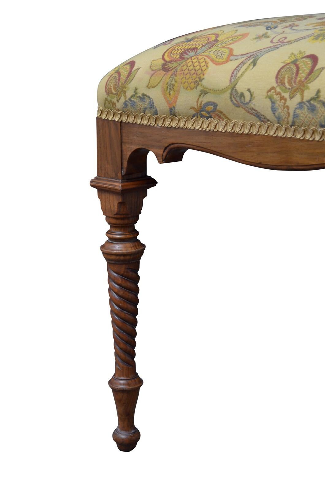 XIXe siècle Exceptionnel grand tabouret victorien en noyer en vente