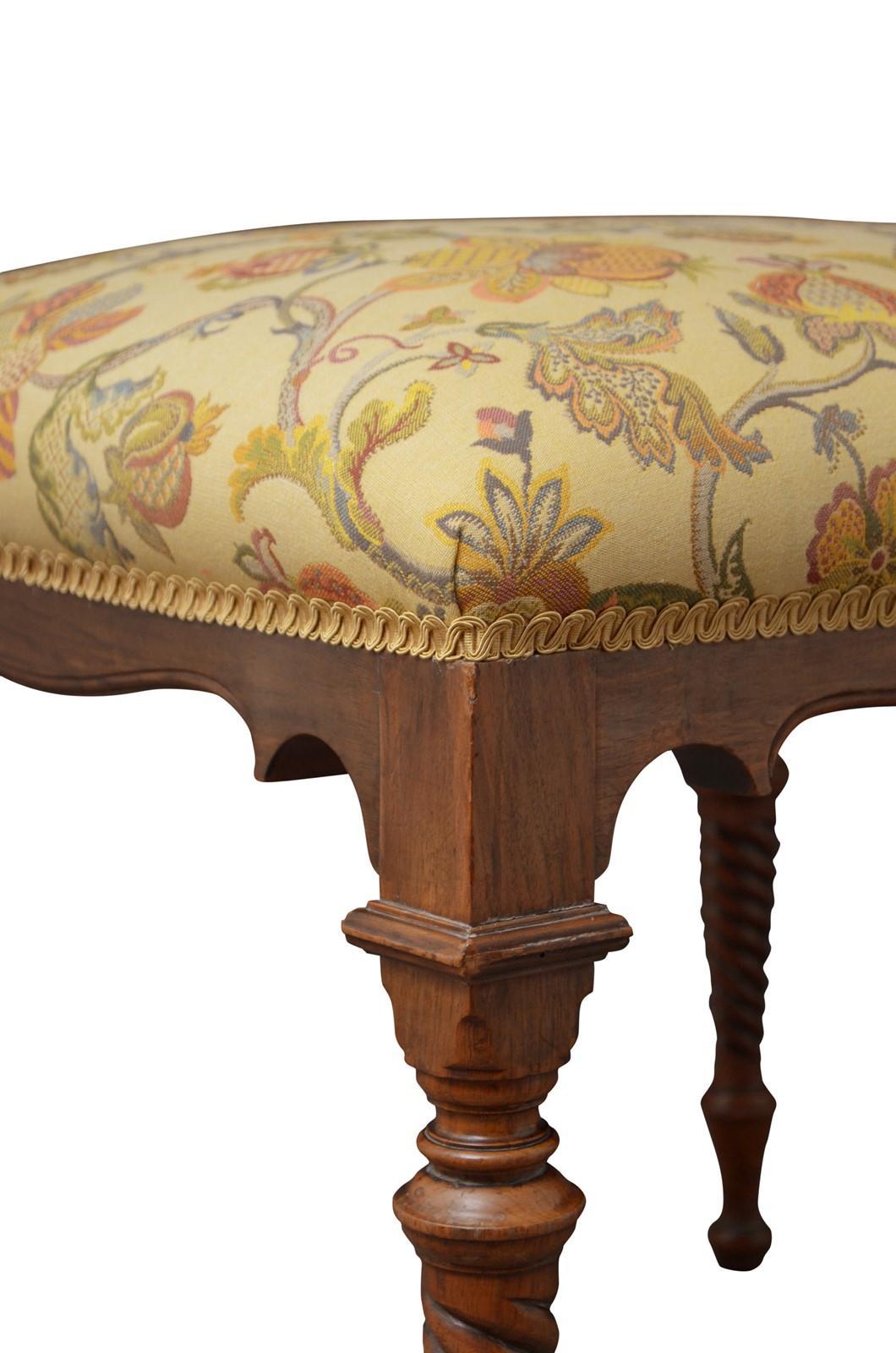 Noyer Exceptionnel grand tabouret victorien en noyer en vente