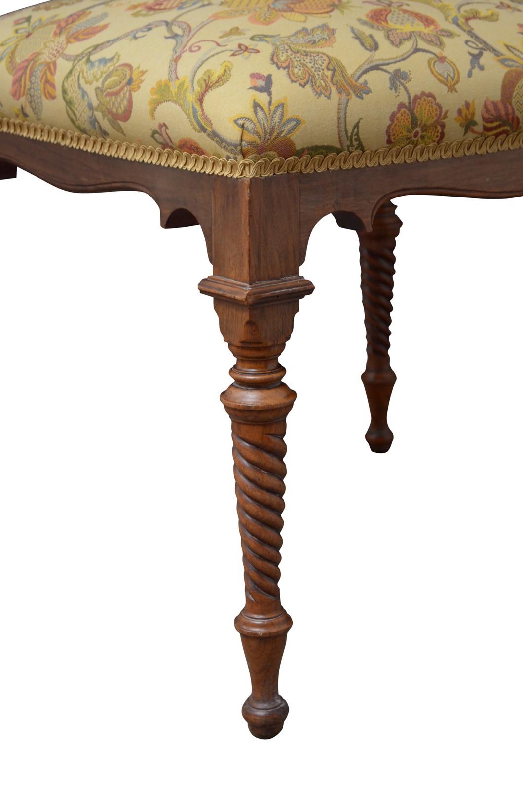 Exceptionnel grand tabouret victorien en noyer en vente 1