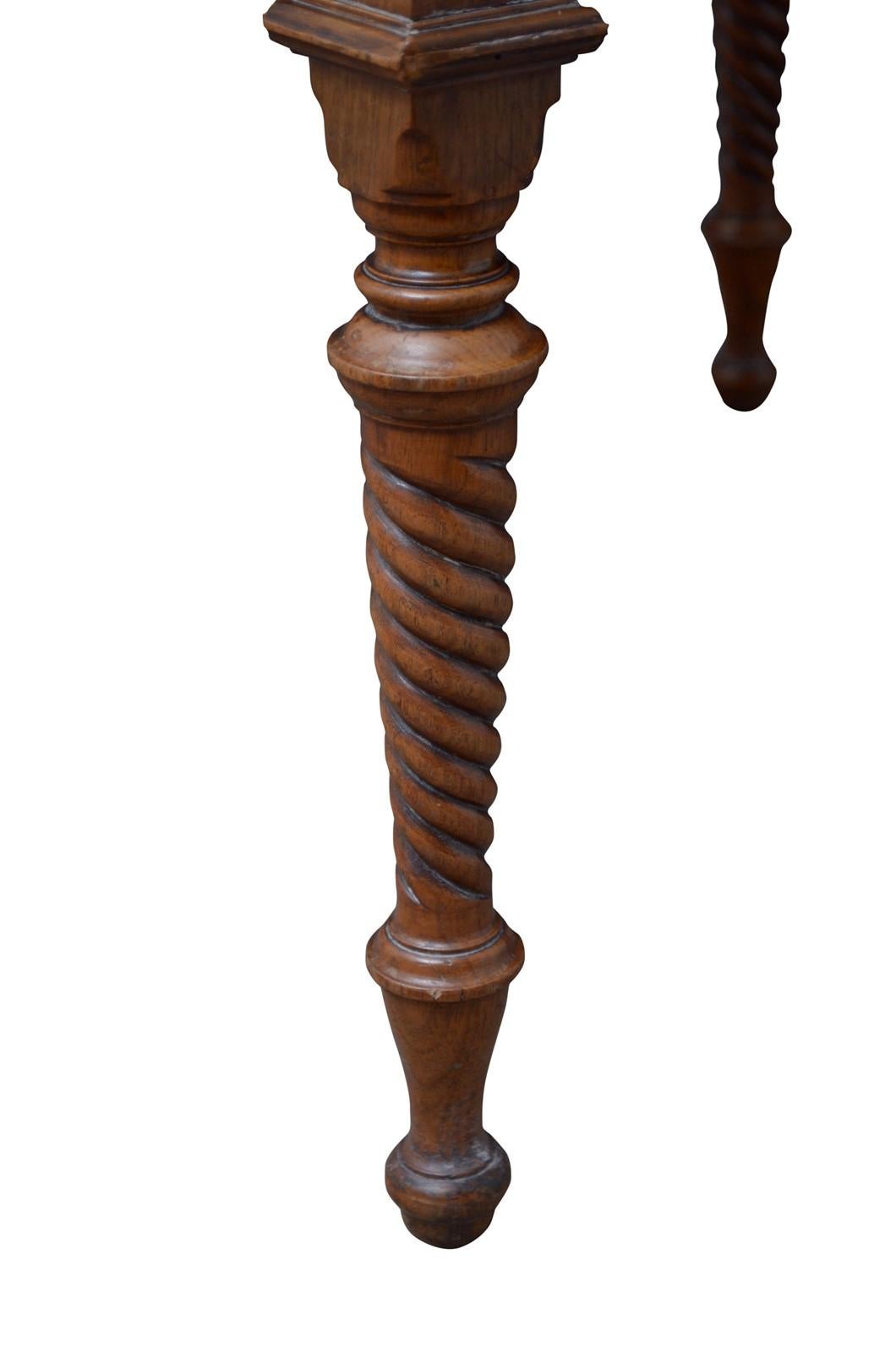 Exceptionnel grand tabouret victorien en noyer en vente 2