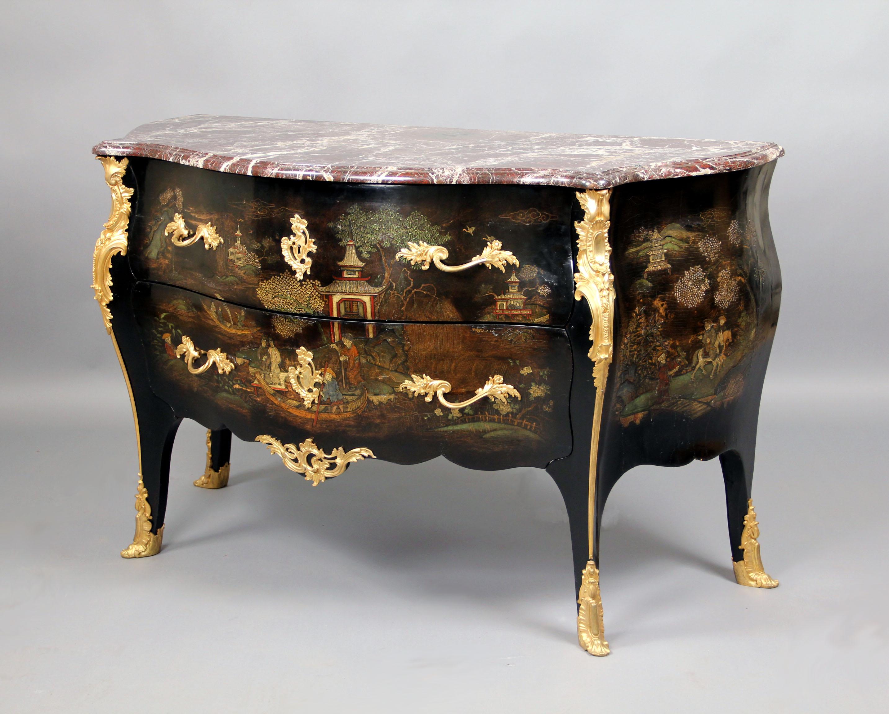 Eccezionale commode in stile Luigi XV della fine del XIX secolo, montato in bronzo dorato e laccato, di Henry Dasson

Henry Dasson

Un bel piano in marmo Rosso Levanto sagomato che sovrasta due lunghi e profondi cassetti impiallacciati in san