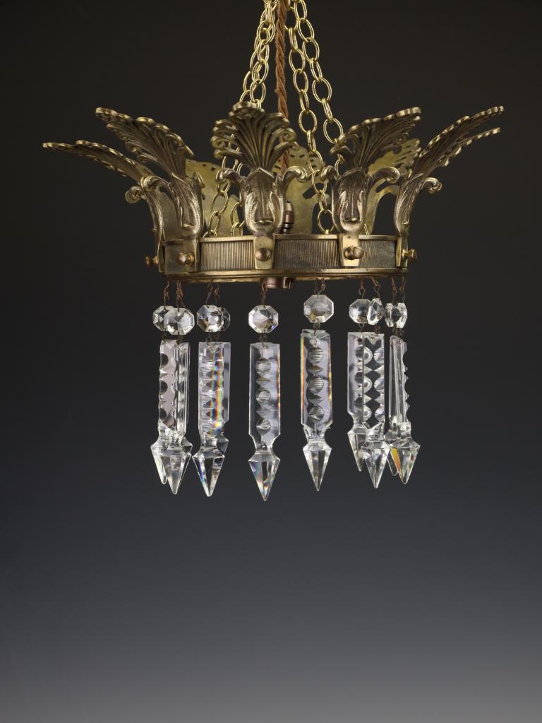 Exceptionnelle lampe pendante à couronne avec gouttes de cristal taillé de la fin du 19e siècle, style Grand Tour
Une magnifique et très recherchée lampe suspendue en forme de couronne, fabriquée de manière experte en laiton massif à la fin du 19e