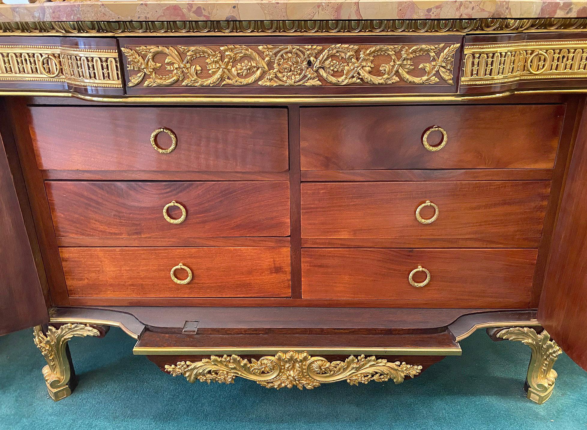 Exceptional Late 19th Century Inlaid Marquetry and Parquetry Commode In Good Condition In New York, NY