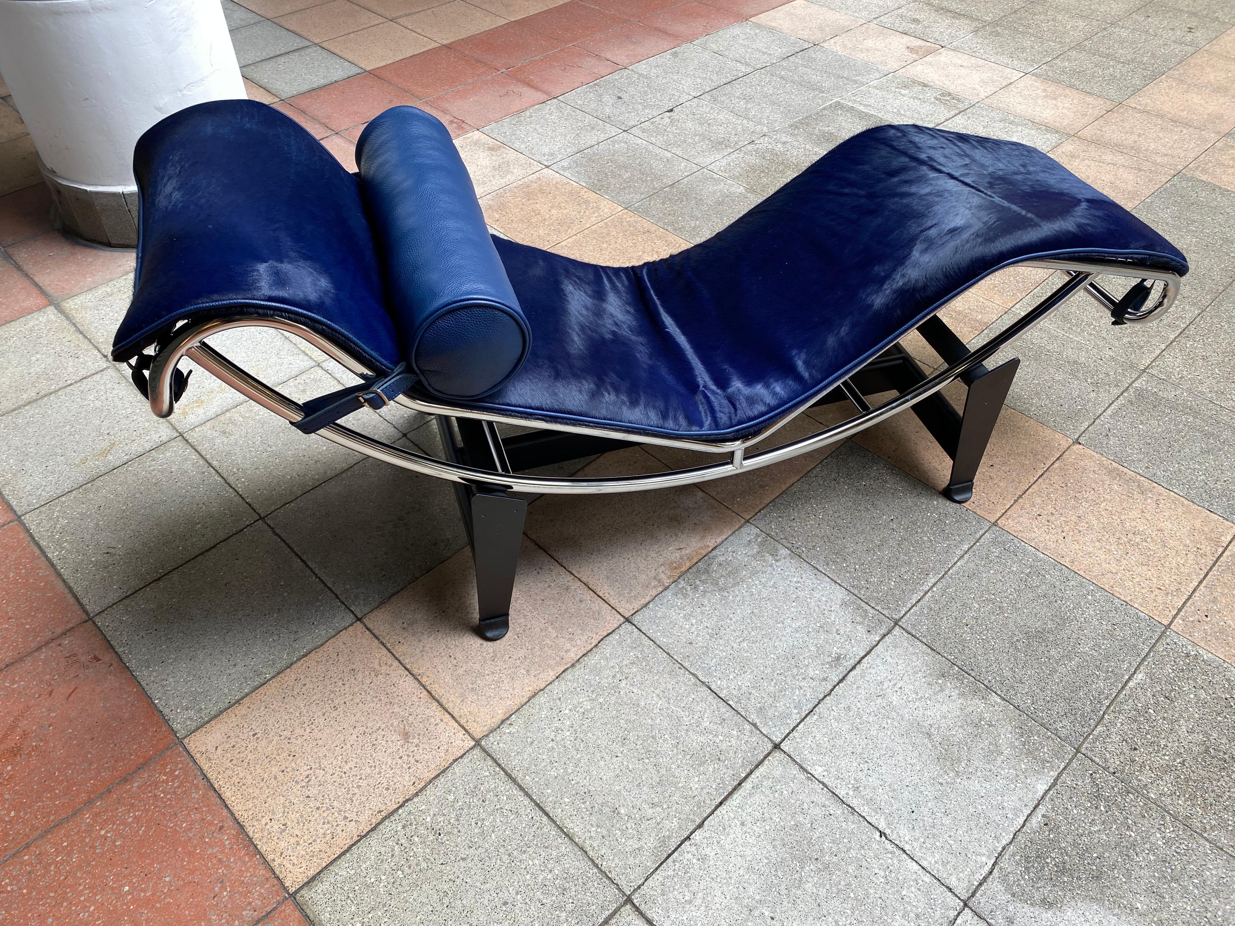 Leather Exceptional LC4 in Navy Blue Foal, Le Corbusier/ Charlotte Perriand, 2016
