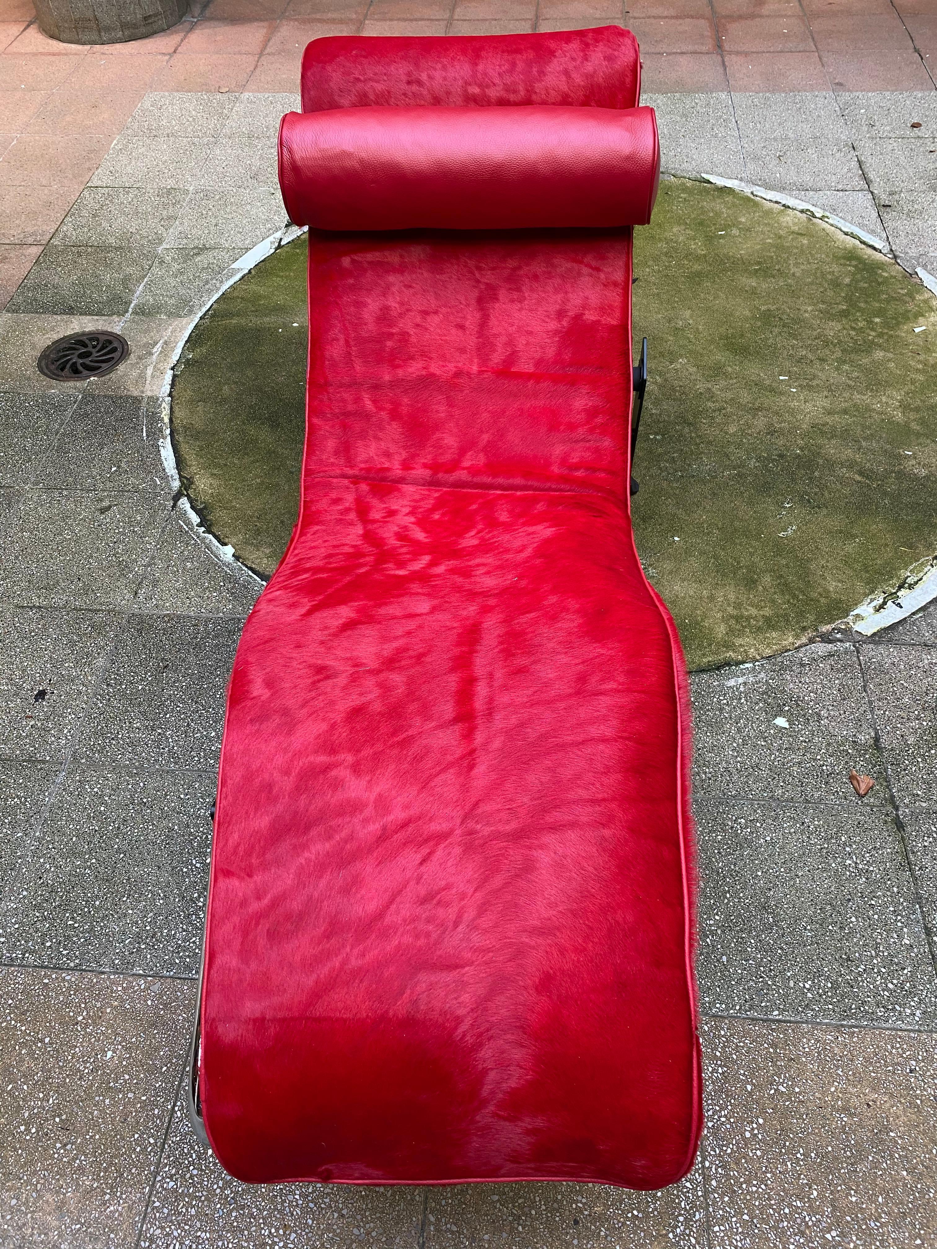 Le Corbusier/ Charlotte Perriand
LC4
Cassina Edition
Exceptional LC4 in red foal
Special order part,
circa 2015
Superb condition (except for a small snag)
Engraved and numbered
Certificate
3400 Euros.