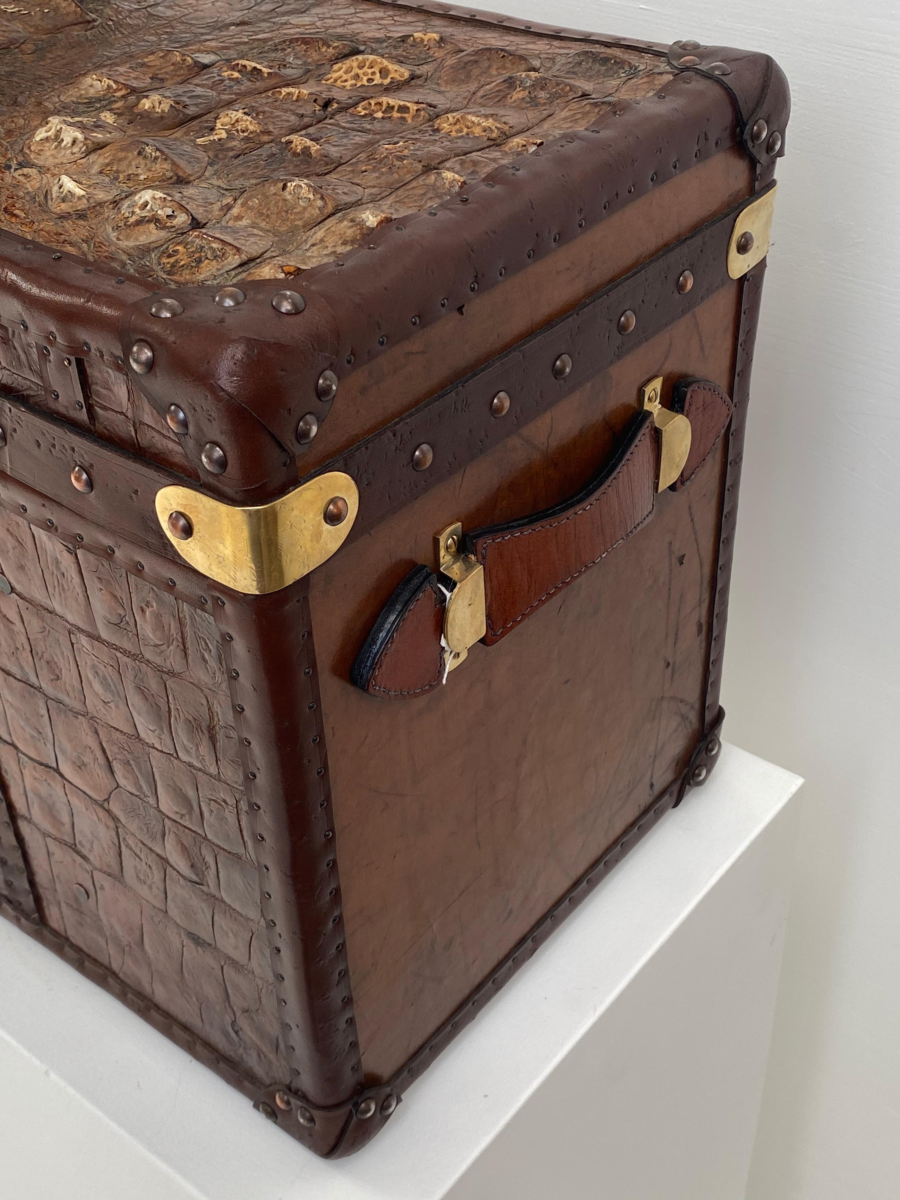 Exceptional English Antique Leather Trunk with Crocodile Skin Top In Excellent Condition For Sale In Schellebelle, BE