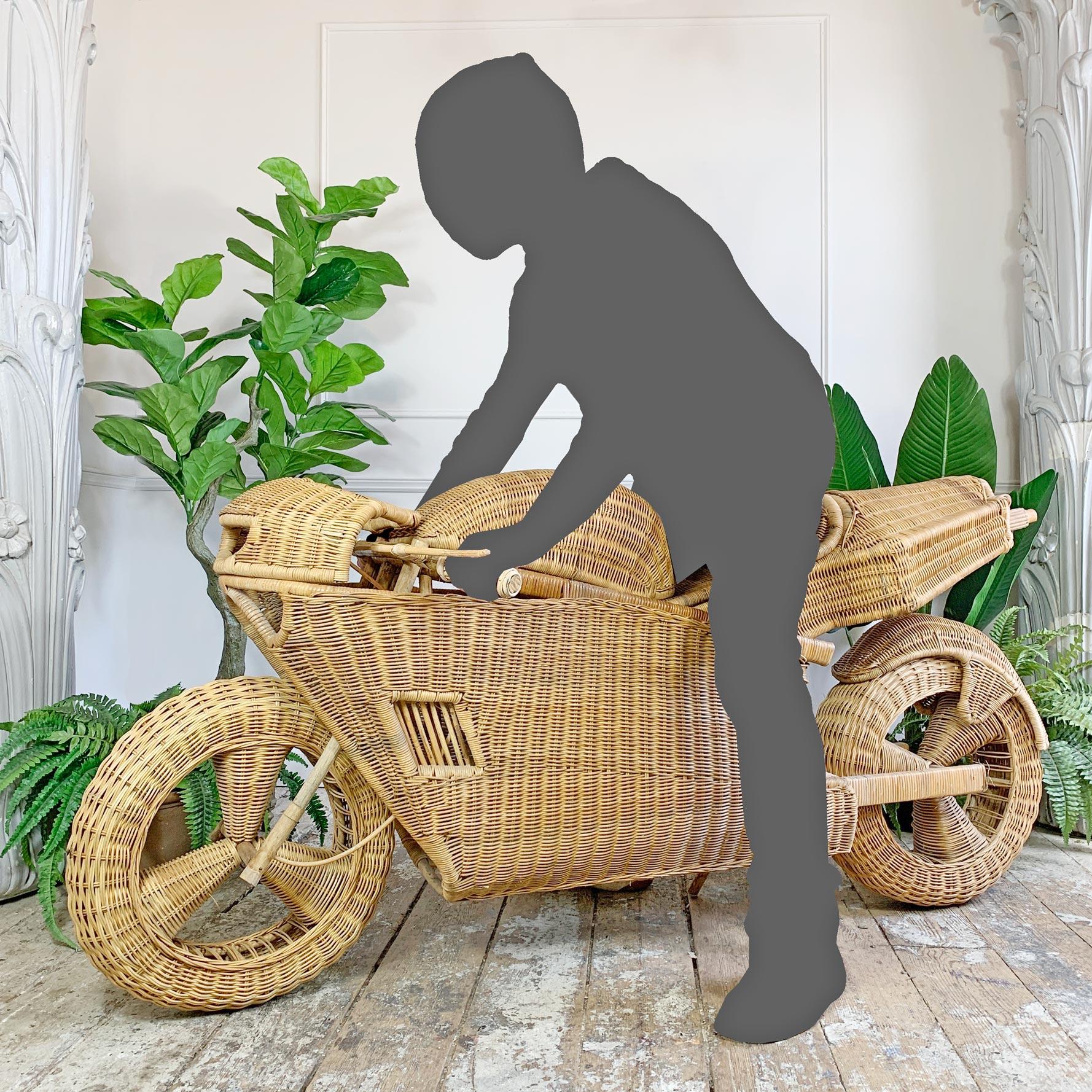 Außergewöhnliches Motorrad aus Korbweide und Bambus in Lebensgröße im Angebot 5