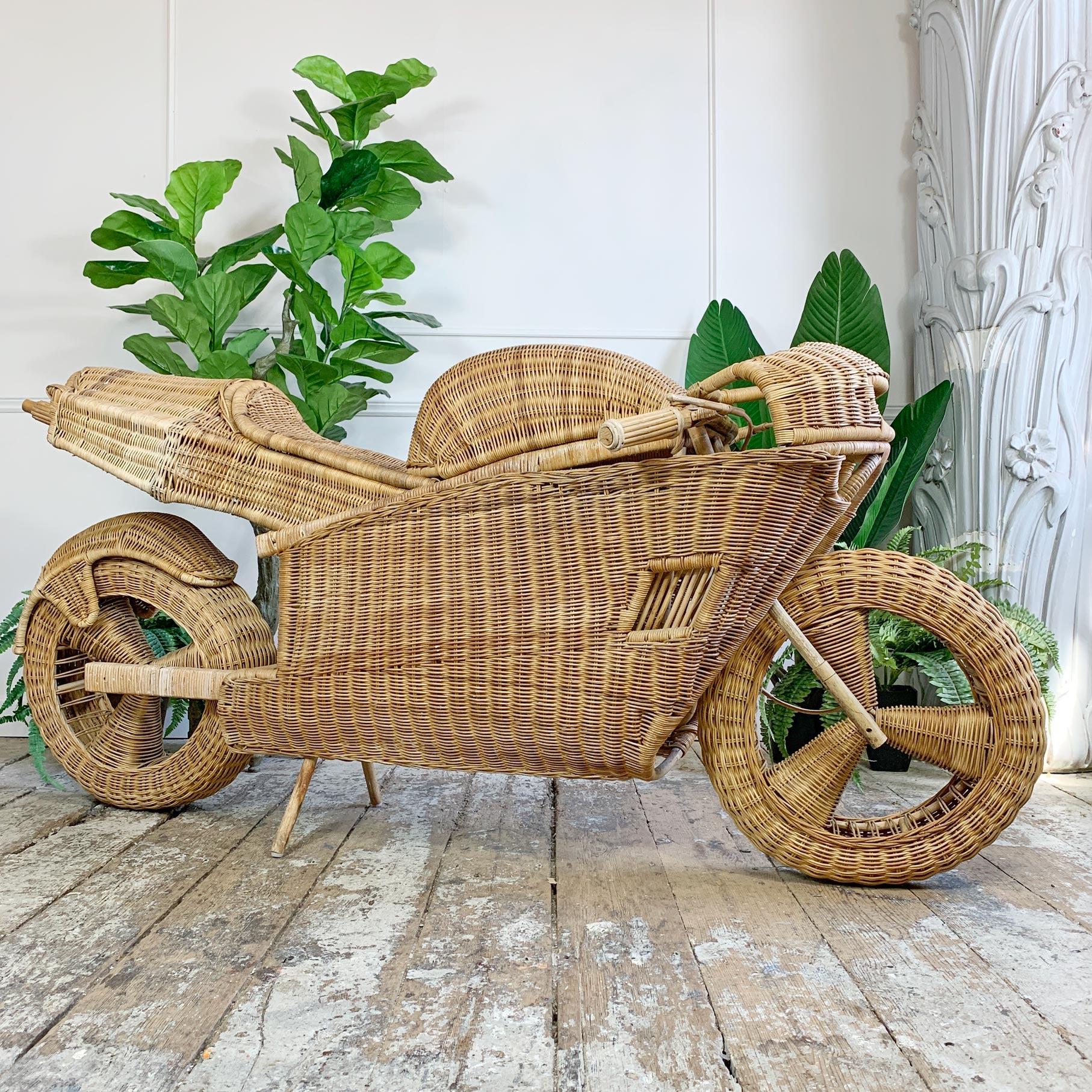 Die hervorragende Skulptur in Form eines Rennmotorrads aus Korbgeflecht-Rattan und Bambus ist fantastisch, bis hin zum inneren Strahler im hinteren Bereich. 

Diese seltene Skulptur stammt aus den 1980er Jahren und ist in sehr gutem Vintage-Zustand.