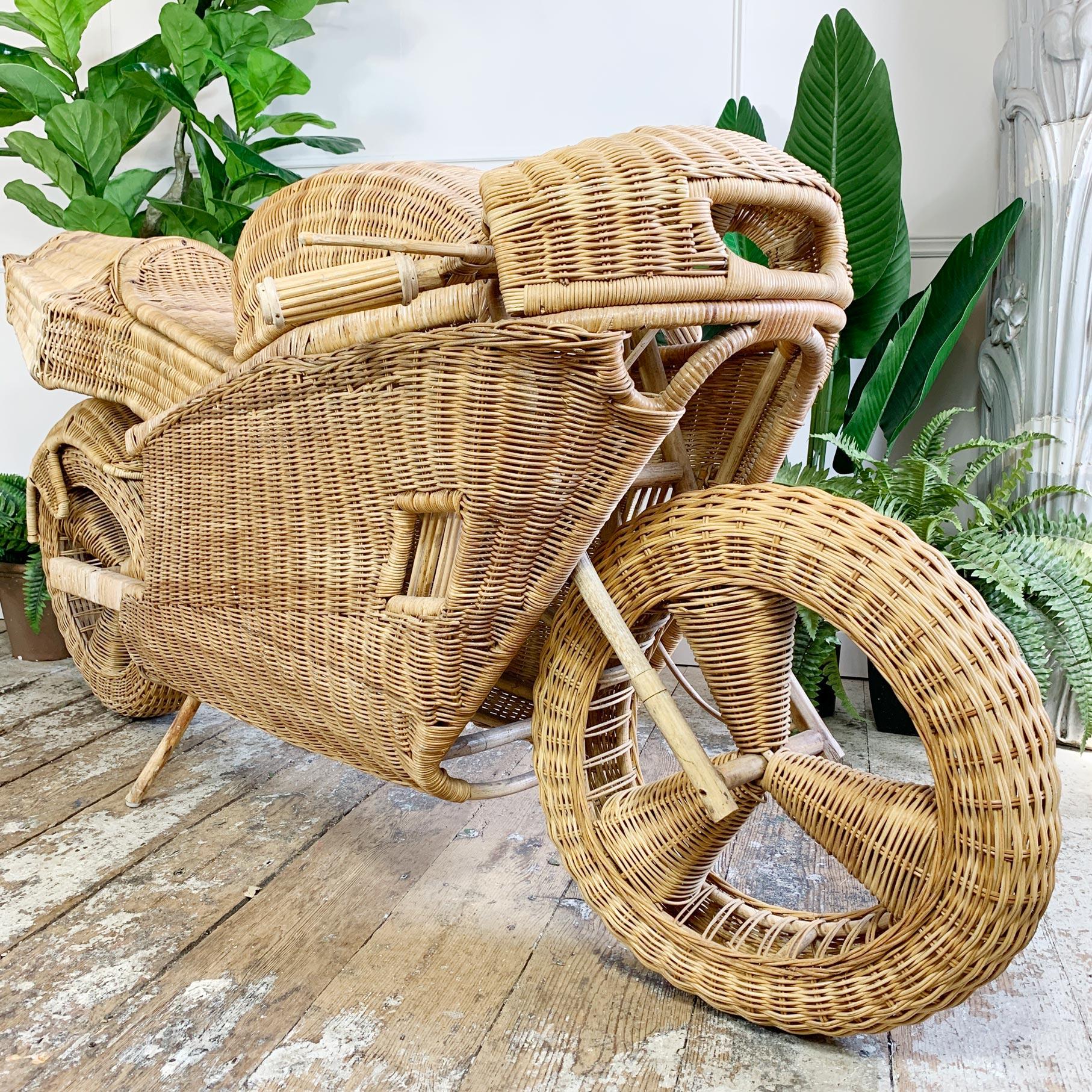 Außergewöhnliches Motorrad aus Korbweide und Bambus in Lebensgröße im Angebot 3