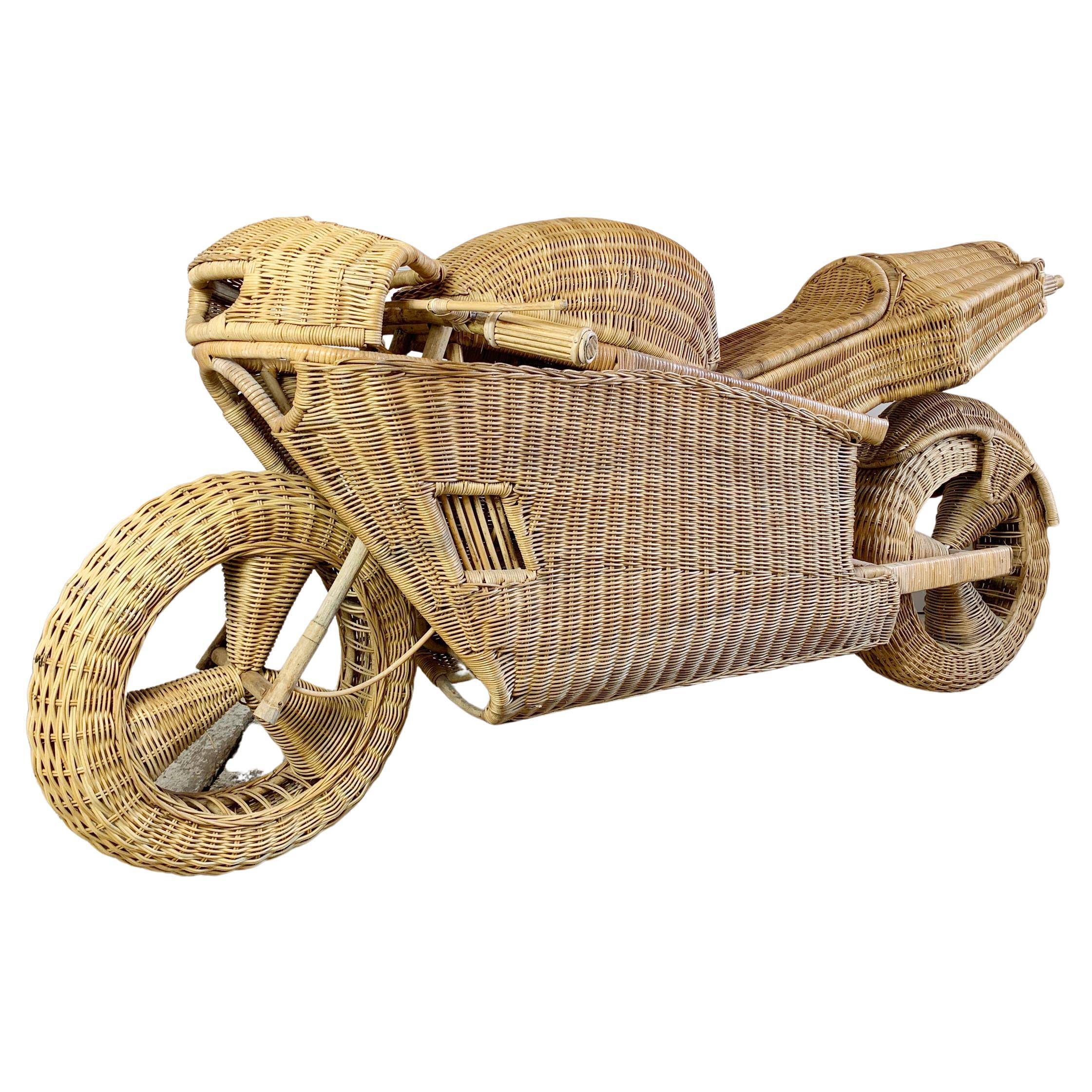 Außergewöhnliches Motorrad aus Korbweide und Bambus in Lebensgröße im Angebot