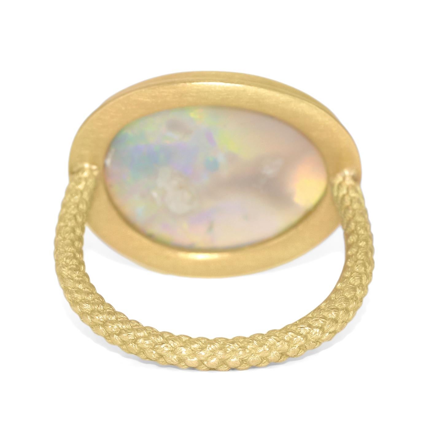 Modern Exceptional Lightning Ridge Crystal Opal 22K Gold Handmade Ring, Talkative 2022 For Sale