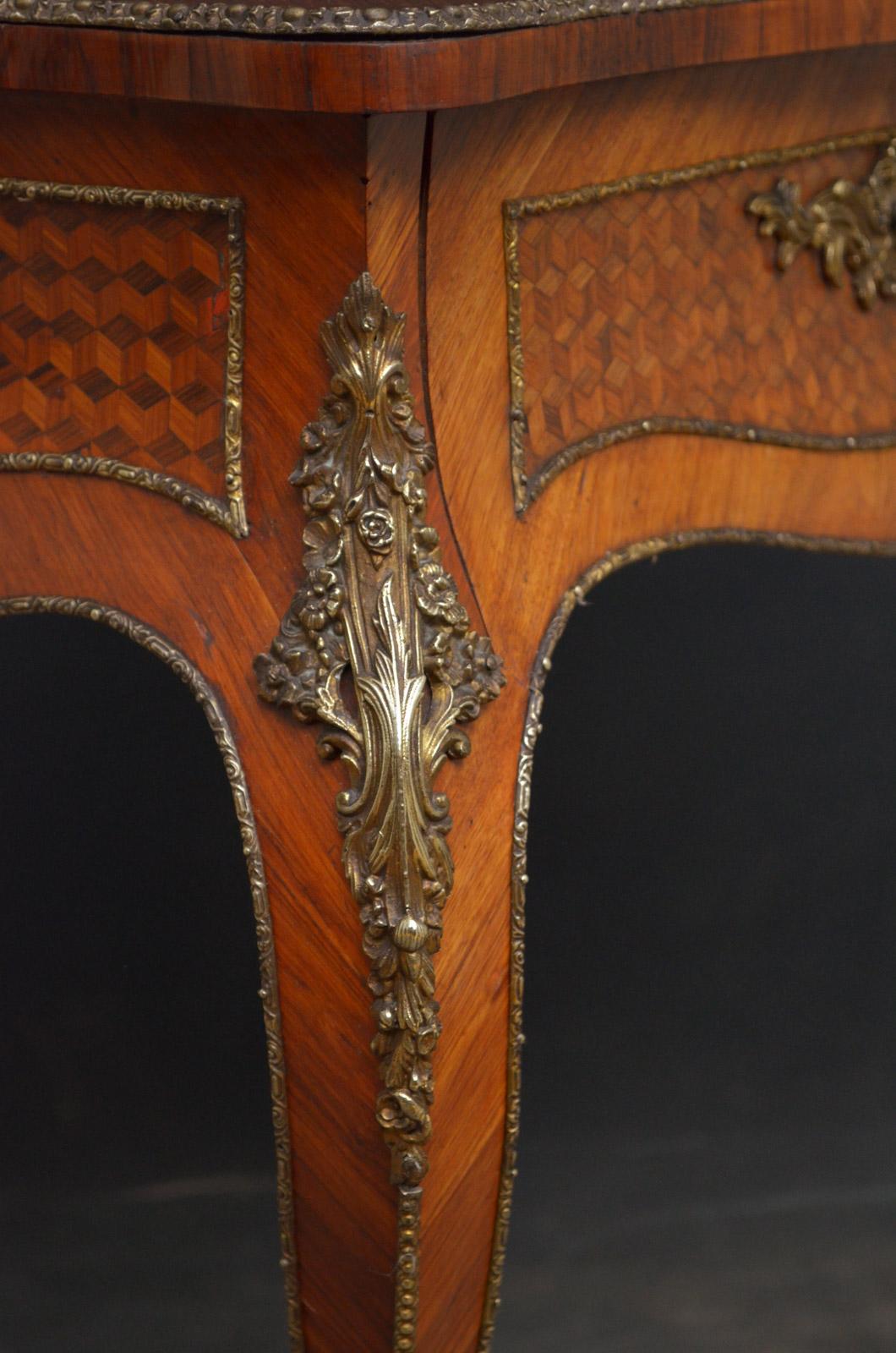 Außergewöhnlicher Louis XV.-Design-Kleidertisch aus Veilchenholz im Angebot 10