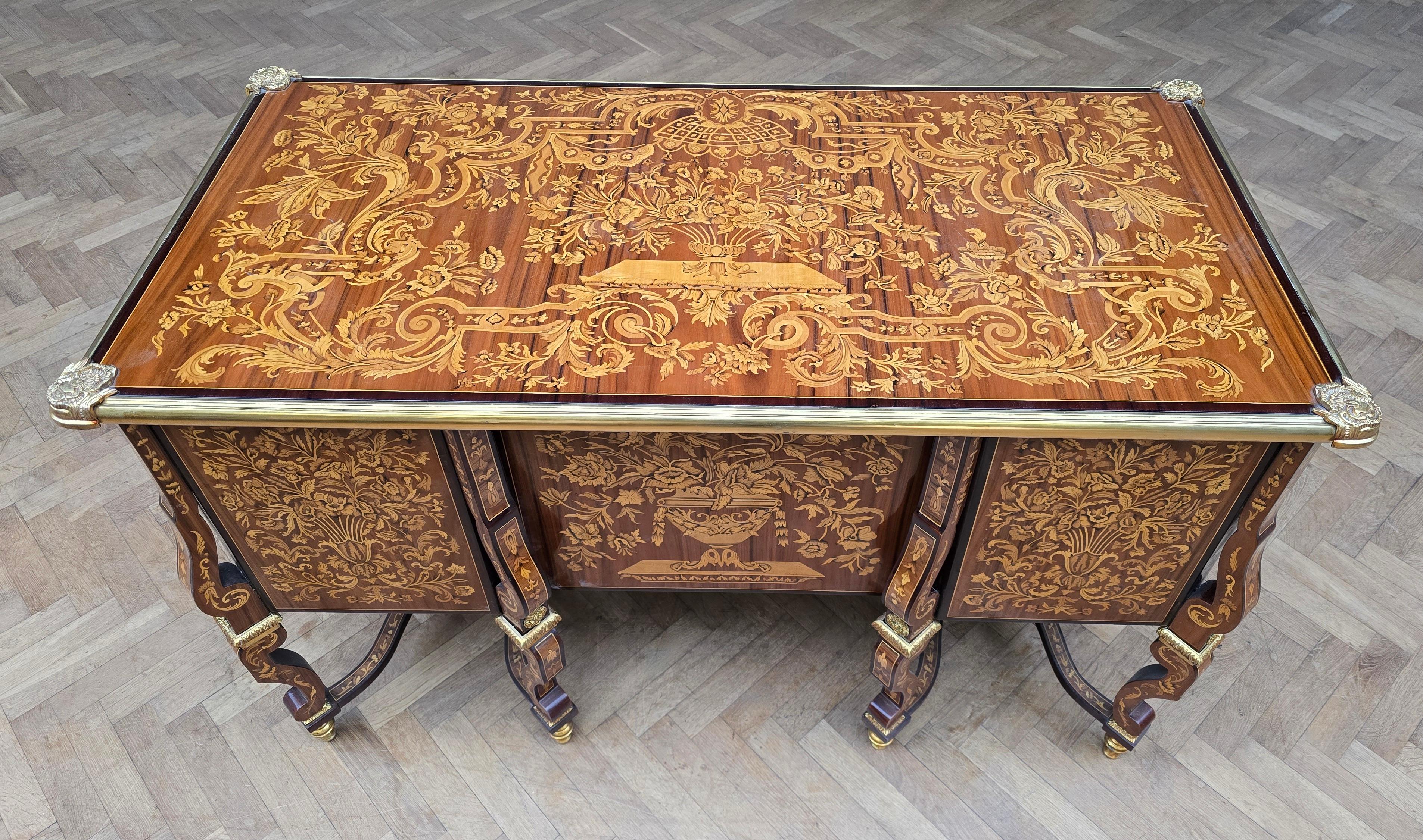 Eccezionale Bureau Plat Luigi XV Mazarin con intarsio e bronzo dorato in vendita 4