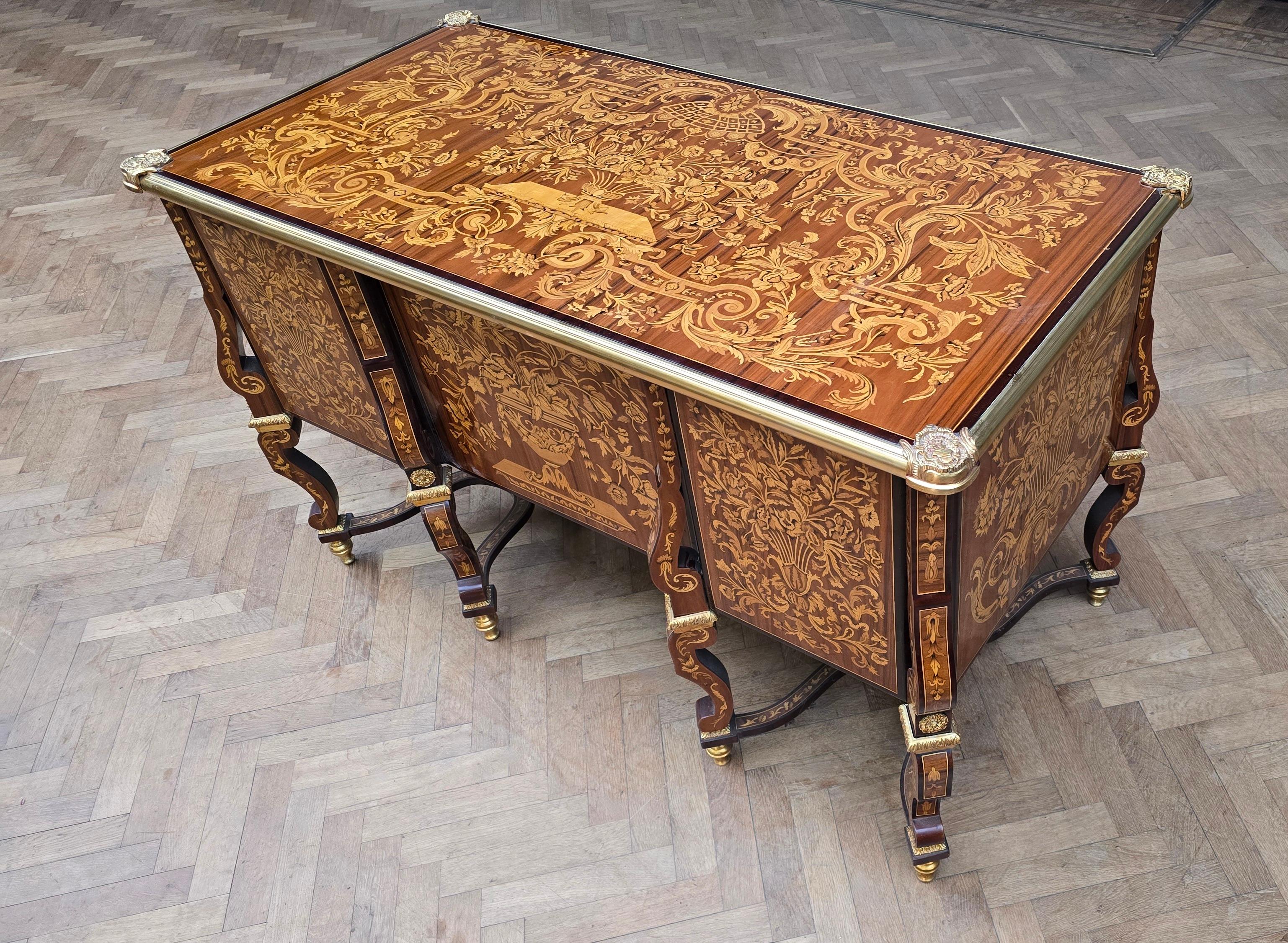 Eccezionale Bureau Plat Luigi XV Mazarin con intarsio e bronzo dorato in vendita 5