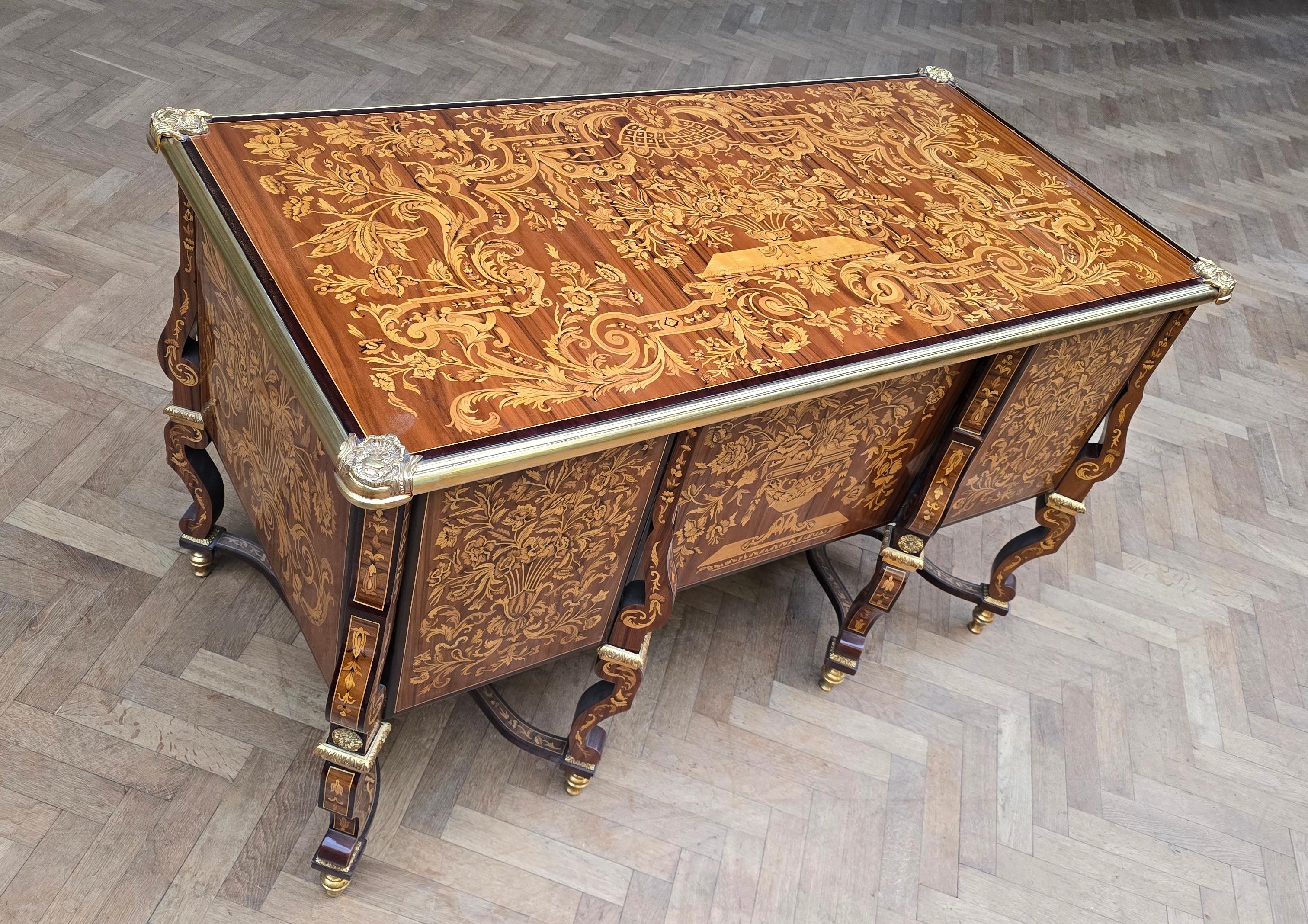 Eccezionale Bureau Plat Luigi XV Mazarin con intarsio e bronzo dorato in vendita 6