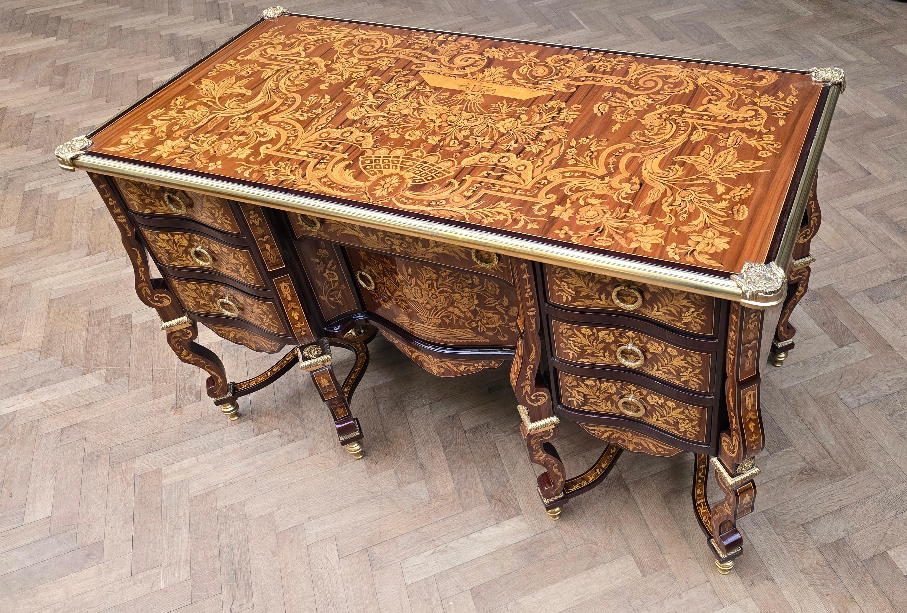 Eccezionale Bureau Plat Luigi XV Mazarin con intarsio e bronzo dorato in vendita 7