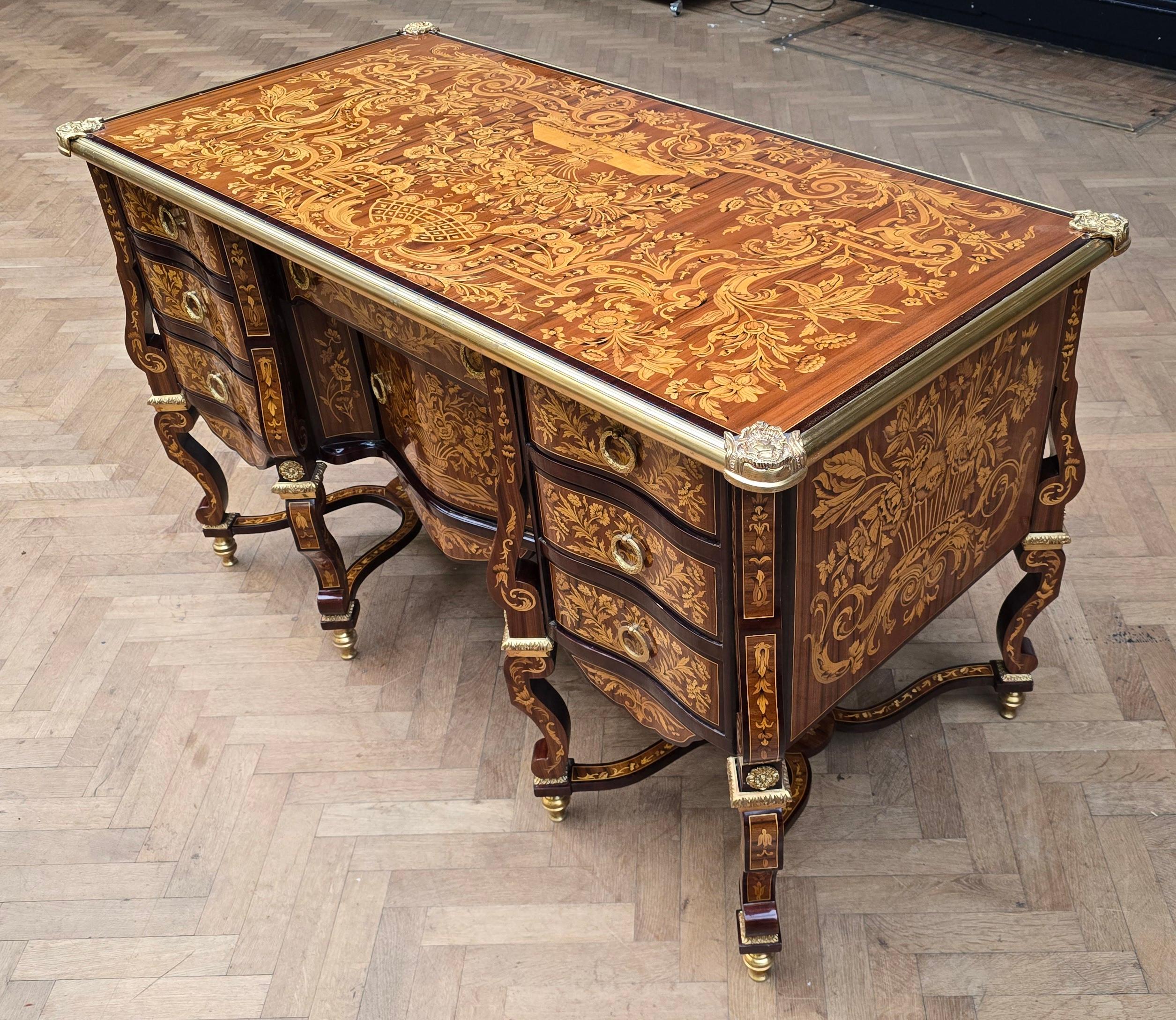 Eccezionale Bureau Plat Luigi XV Mazarin con intarsio e bronzo dorato in vendita 8