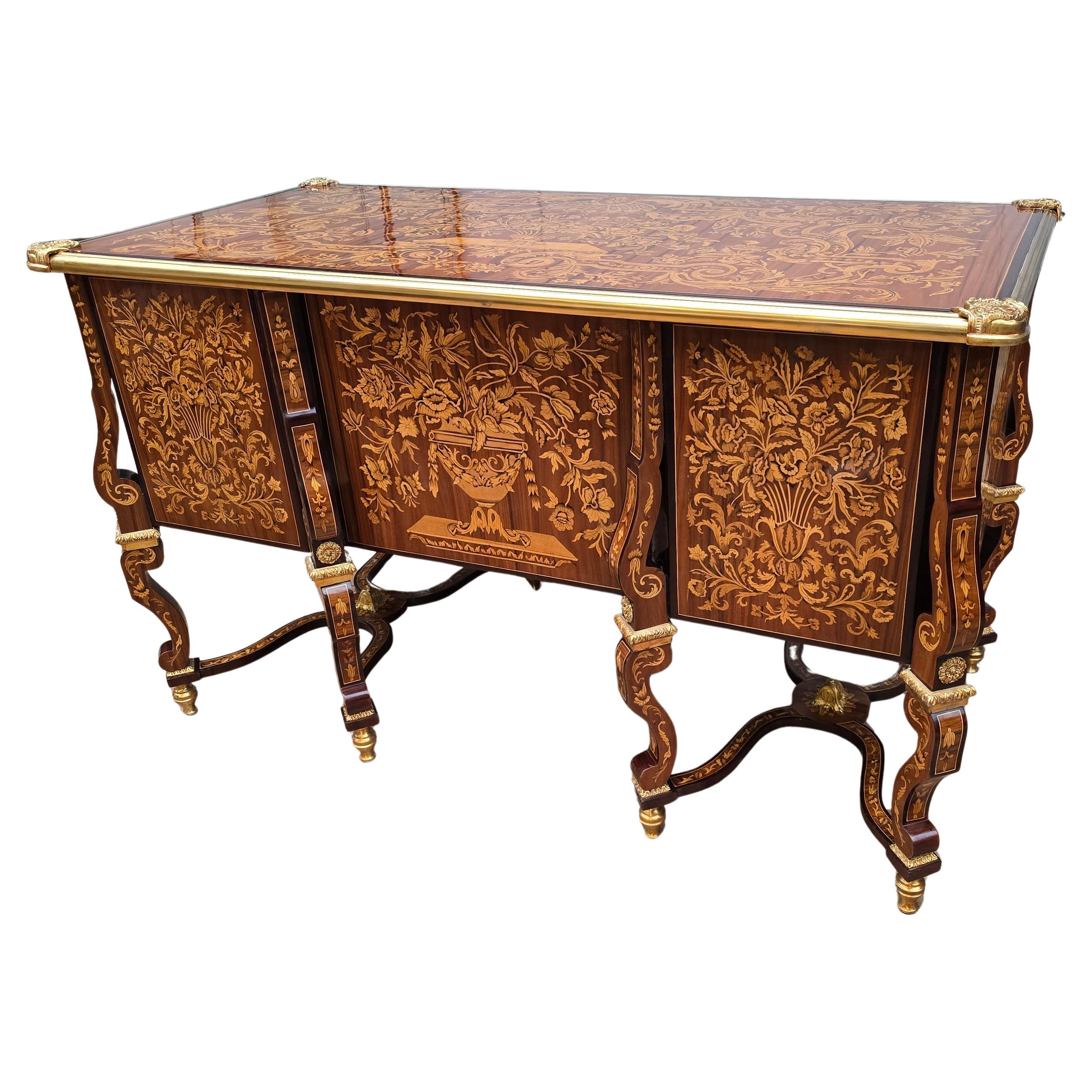 Eccezionale bureau italiano in stile Luigi XV / Luigi XVI di Mazarin, realizzato nel 1990 circa, caratterizzato da una squisita intarsio floreale rifinito a mano e da decorazioni in bronzo dorato meticolosamente applicate. 

Un vero e proprio pezzo