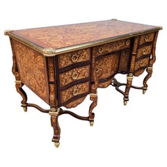 Exceptionnelle assiette de bureau Mazarin Louis XV avec fine marqueterie et bronze doré