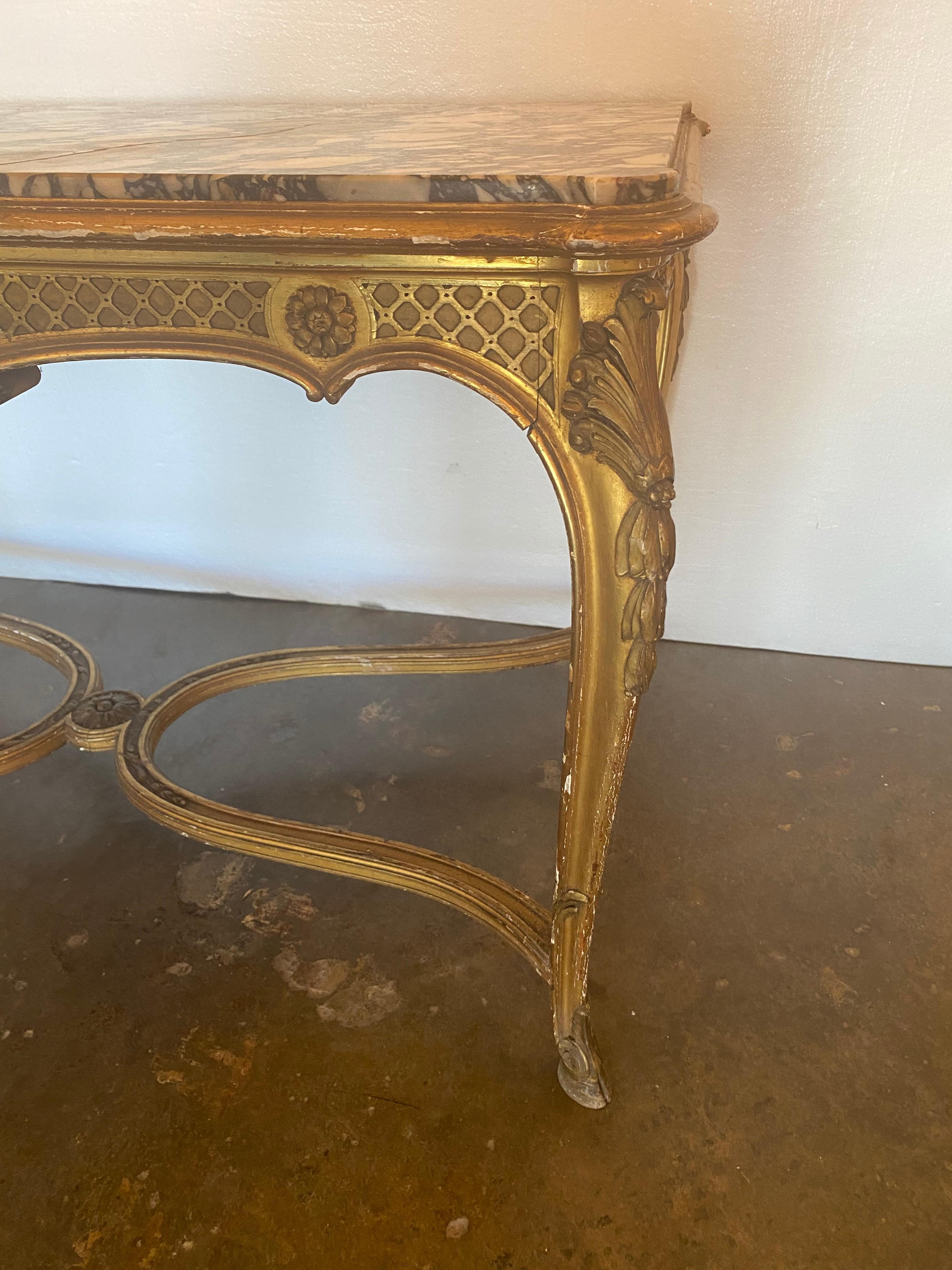 Außergewöhnlicher vergoldeter Tisch mit Marmorplatte im Louis XV.-Stil (Französisch) im Angebot