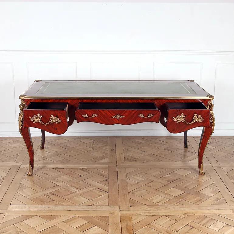 Francese Eccezionale Bureau Plat in palissandro in stile Luigi XV con montature in ormù in vendita