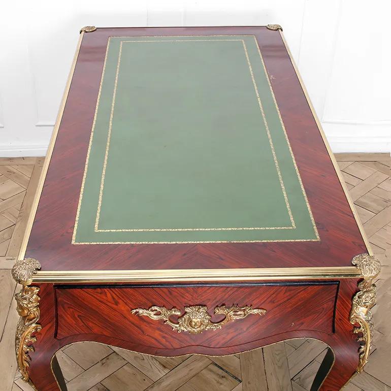 XX secolo Eccezionale Bureau Plat in palissandro in stile Luigi XV con montature in ormù in vendita