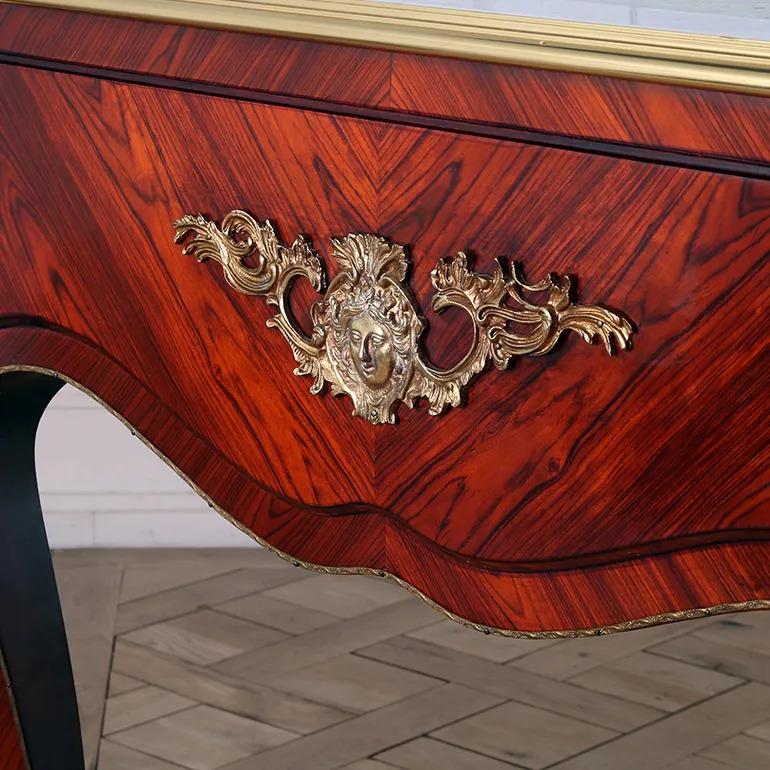 Ottone Eccezionale Bureau Plat in palissandro in stile Luigi XV con montature in ormù in vendita