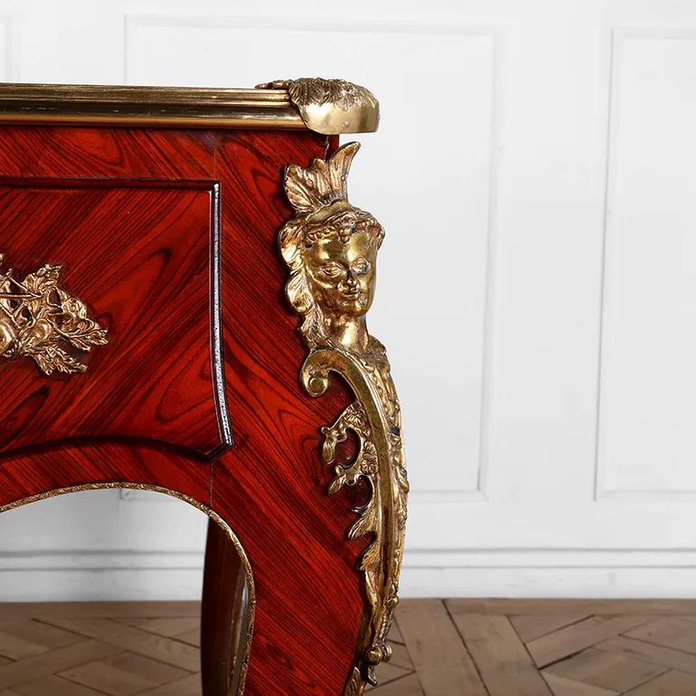 Eccezionale Bureau Plat in palissandro in stile Luigi XV con montature in ormù in vendita 1