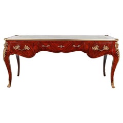 Excepcional Bureau Plat de palisandro estilo Luis XV con monturas de ormolu